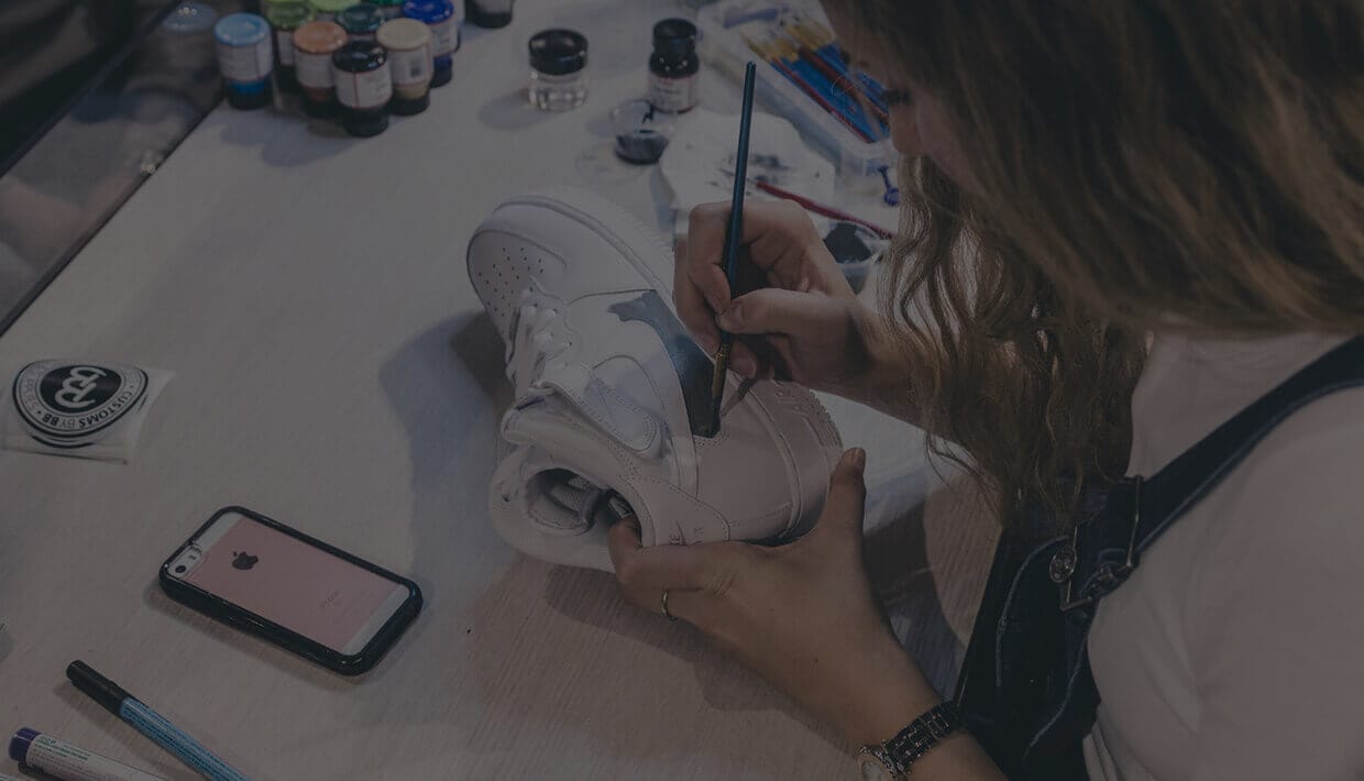 Met verf en een telefoon met opnamefunctie transformeert Customs by BB witte sneakers in unieke kunstwerken.