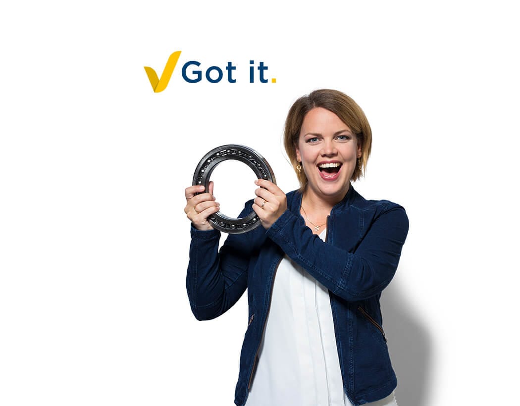 Een vrouw straalt en houdt een rond ABF-voorwerp vast naast de tekst 'Ik snap het.
