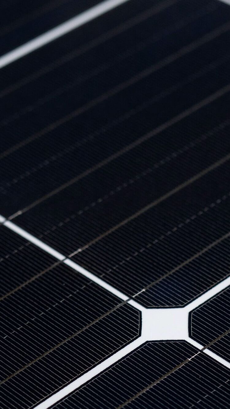 Close-up van de zwarte panelen van YMX Euro Solar met een raster en kruisende witte lijnen.