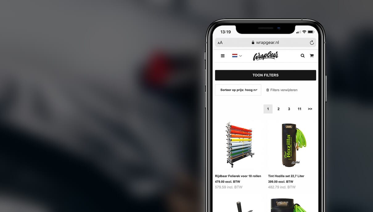 Smartphone toont de online winkelpagina van Wrapgear.nl met aanbiedingen van diverse fitnessapparatuur.