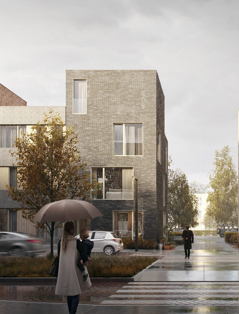 Een volwassene met een paraplu en een kind lopen door een regenachtige straat, langs de moderne bakstenen gebouwen van CS Wonen en geparkeerde auto's.