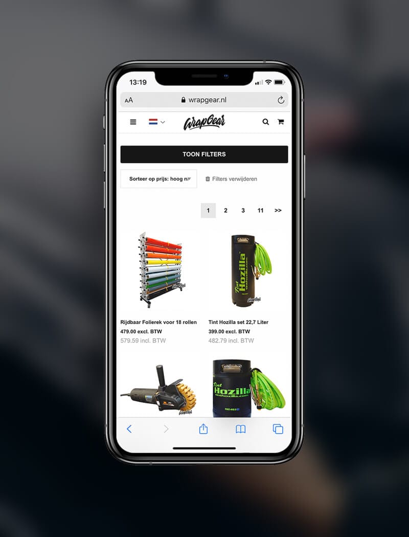 Op een smartphone worden de autowraps en tools van Wrapgear.nl getoond, zodat u ze eenvoudig kunt bekijken.