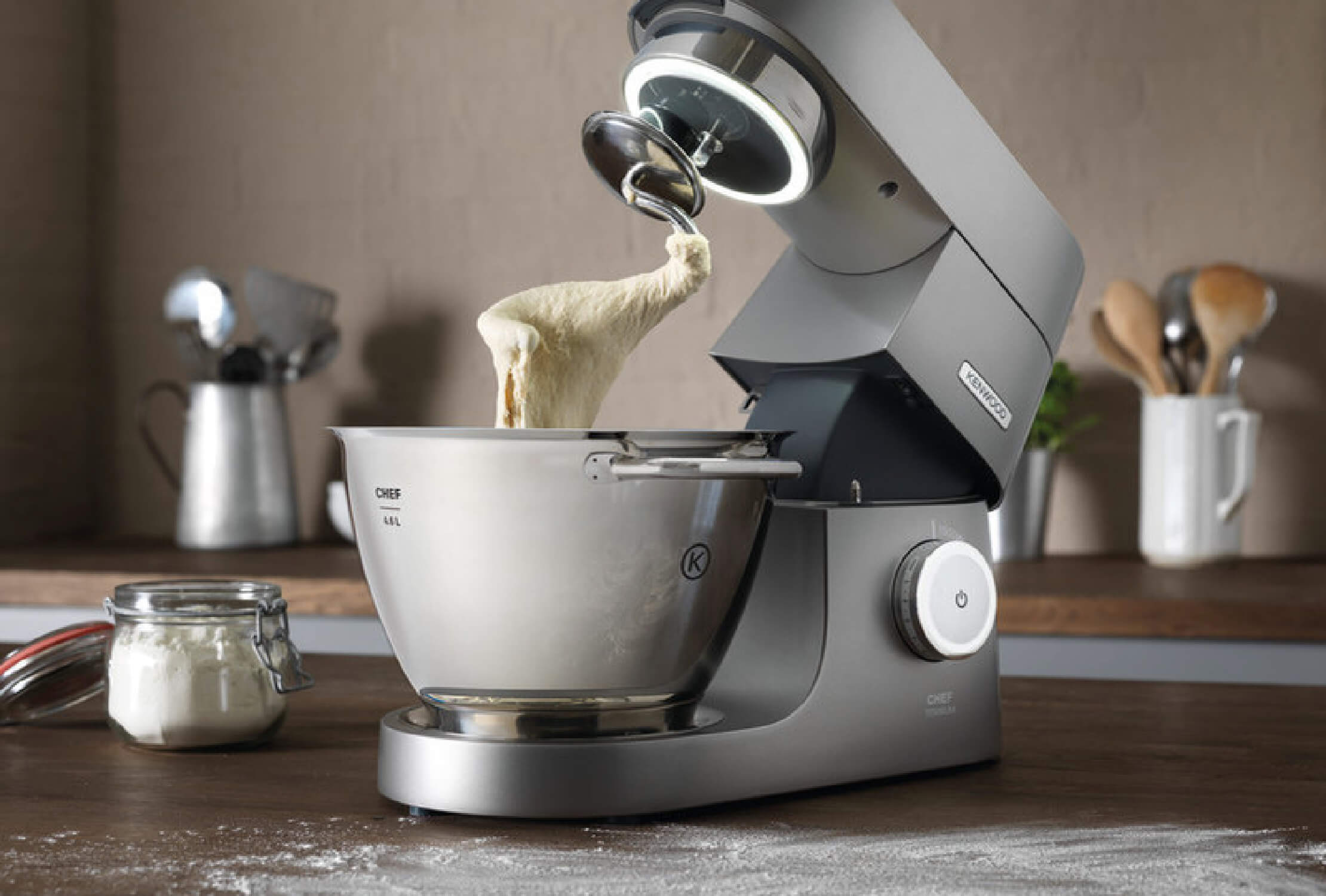 Een standmixer kneedt moeiteloos deeg met zijn haak in de keuken.
