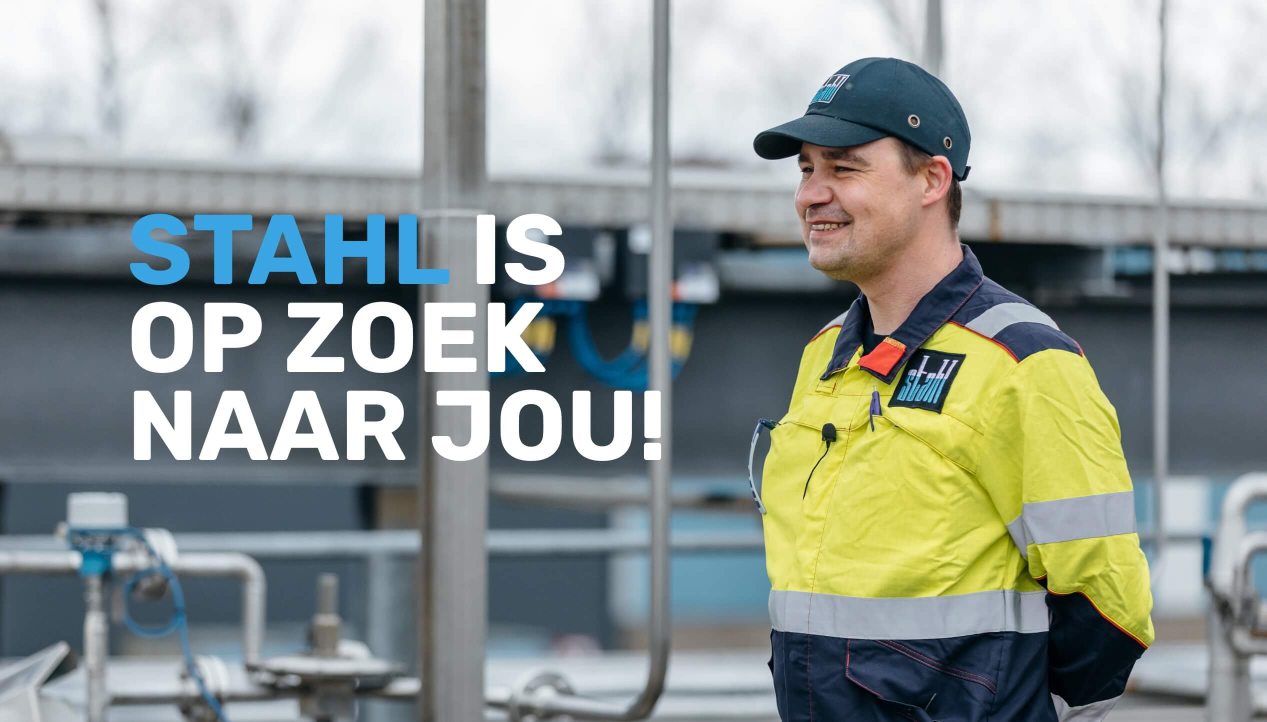 Arbeider in gele jas en pet aan de buitenkant, met tekst: "STAHL IS OP ZOEK NAAR JOU!.