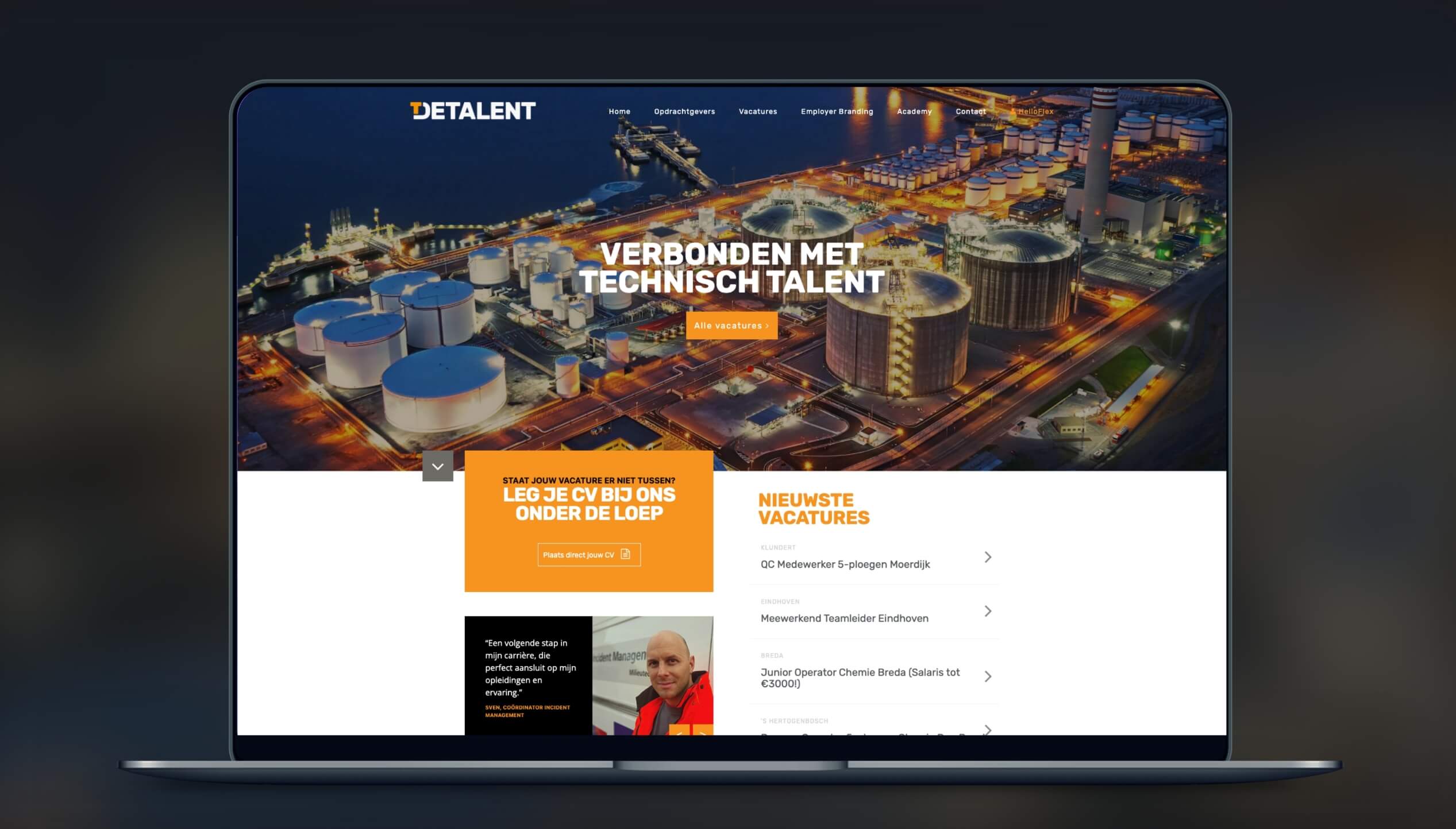 Laptop met een website met industriële tanks, stadsverlichting, oranje markeringen en Nederlandse tekst.