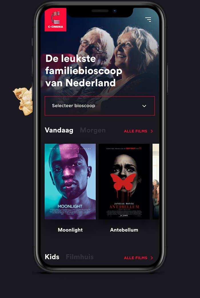 Op het scherm van een smartphone verschijnt een bioscoop-app met films als 'Moonlight' en 'Antebellum'.