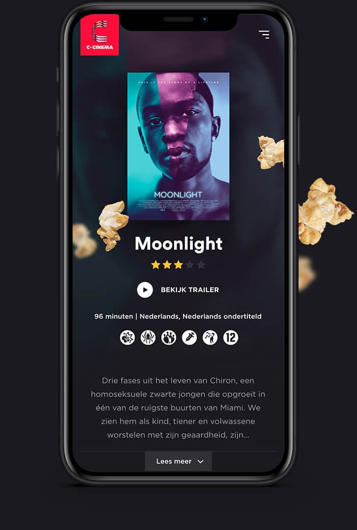 Telefoonscherm toont de Moonlight-film-app met beoordelingen; er ligt popcorn verspreid in de buurt.