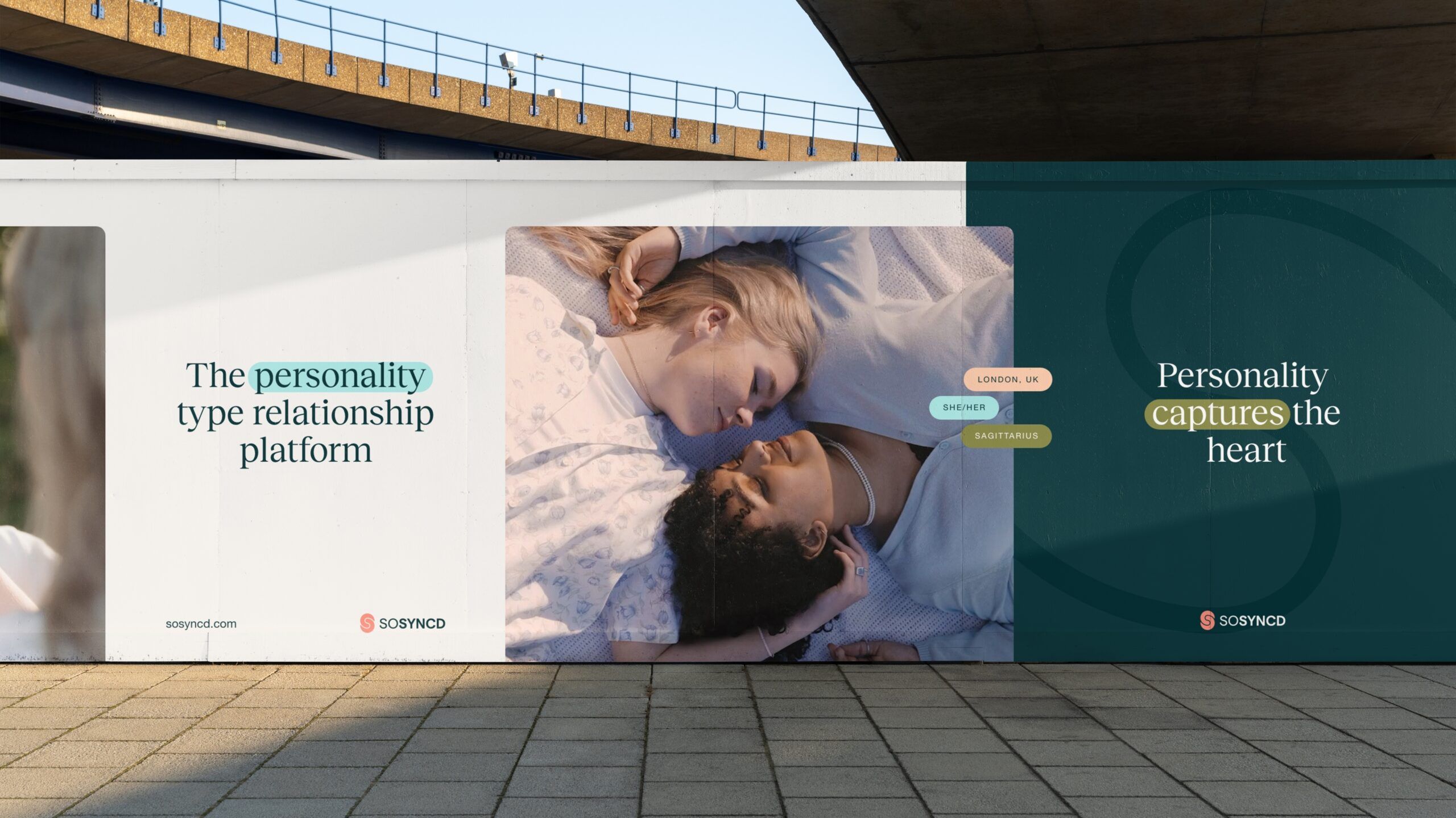 Een stel ligt verstrengeld, wat So Syncd's inzichten over persoonlijkheid en relaties belichaamt.