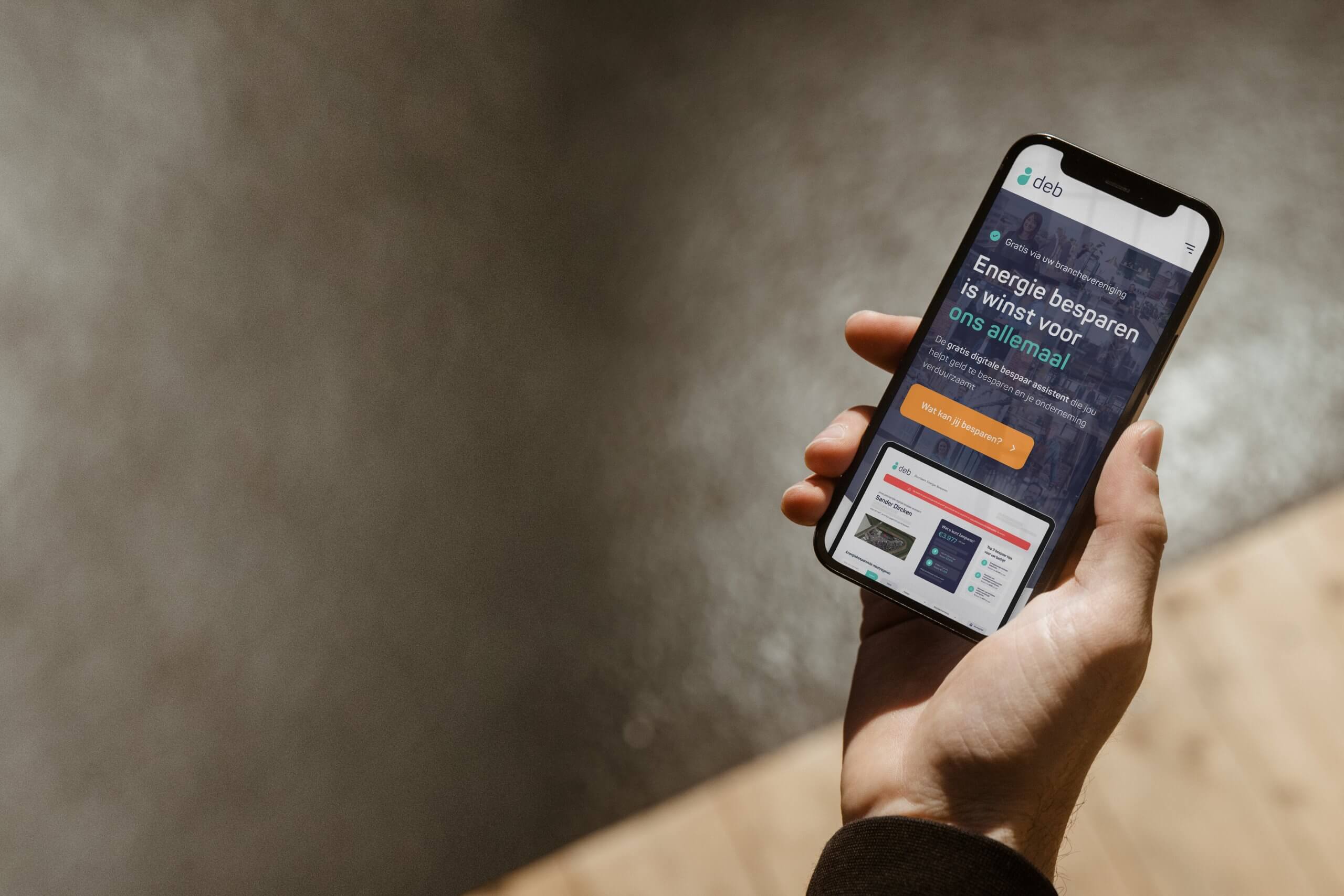 Een hand houdt een telefoon vast waarop een app in een andere taal staat, verlicht door zonlicht op de grond.