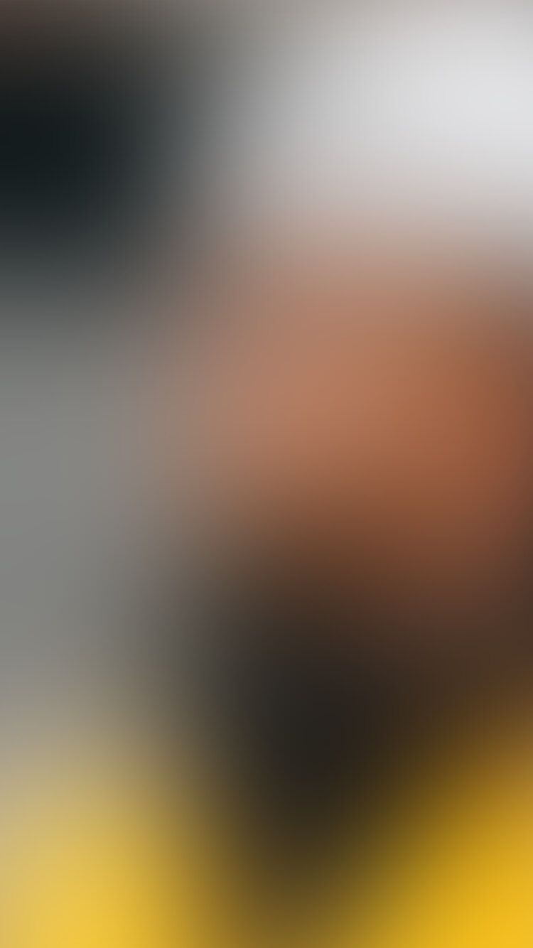 Een vage mix van grijze, zwarte en gele vormen.