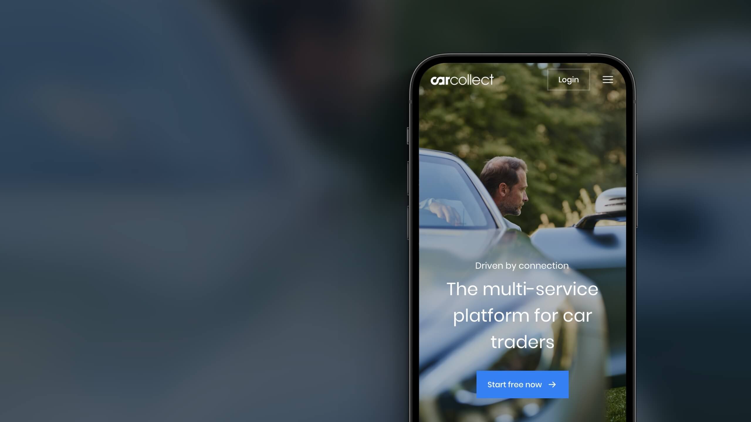 Op een smartphone is een app voor autohandel te zien. Op de achtergrond zijn twee mensen te zien.