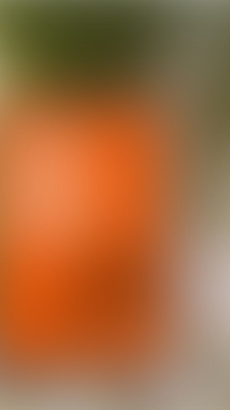 Een wazig beeld met levendige oranje en groene tinten.
