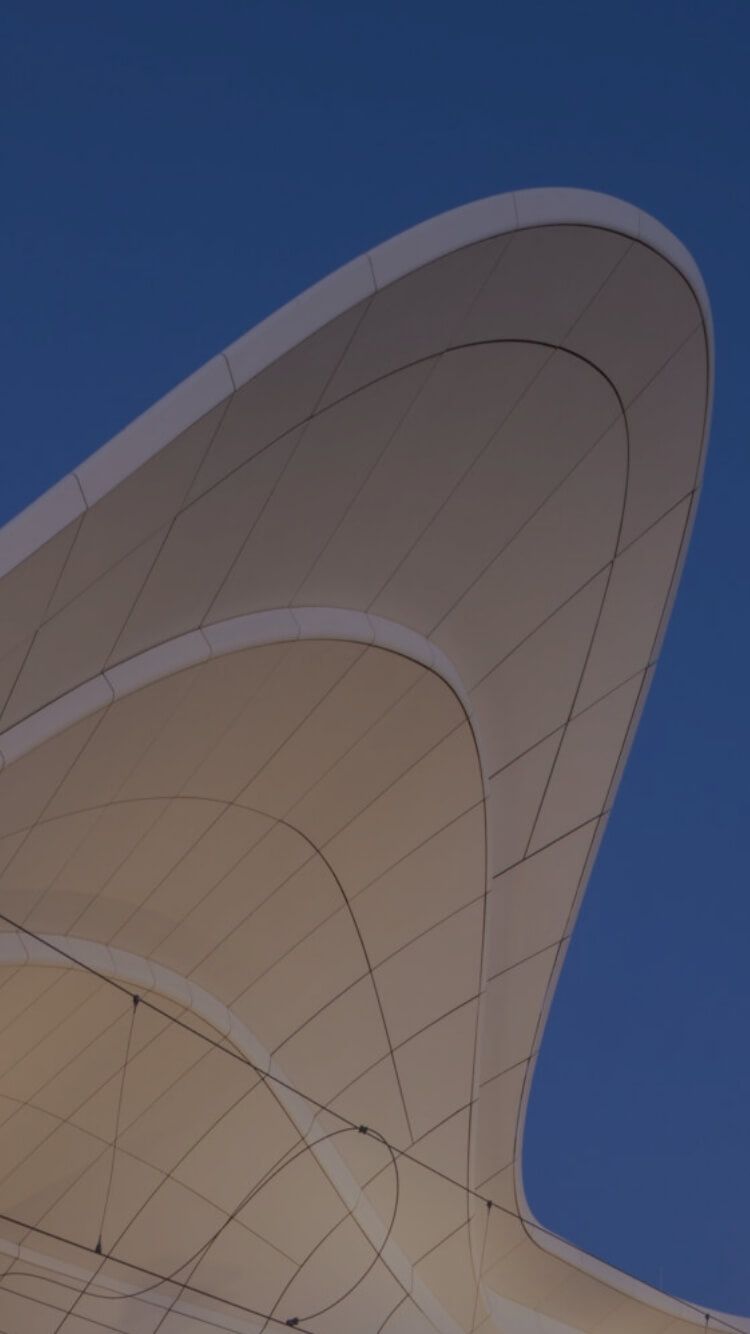 Strakke, witte rondingen steken af tegen een stralend blauwe lucht.