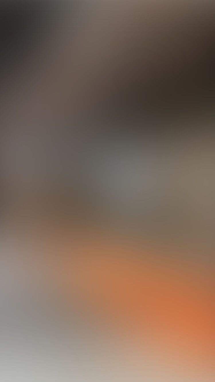 Scooperz voegt een speelse draai toe met een warm, bewegingsonscherp beeld in zachte tinten en abstracte vormen.