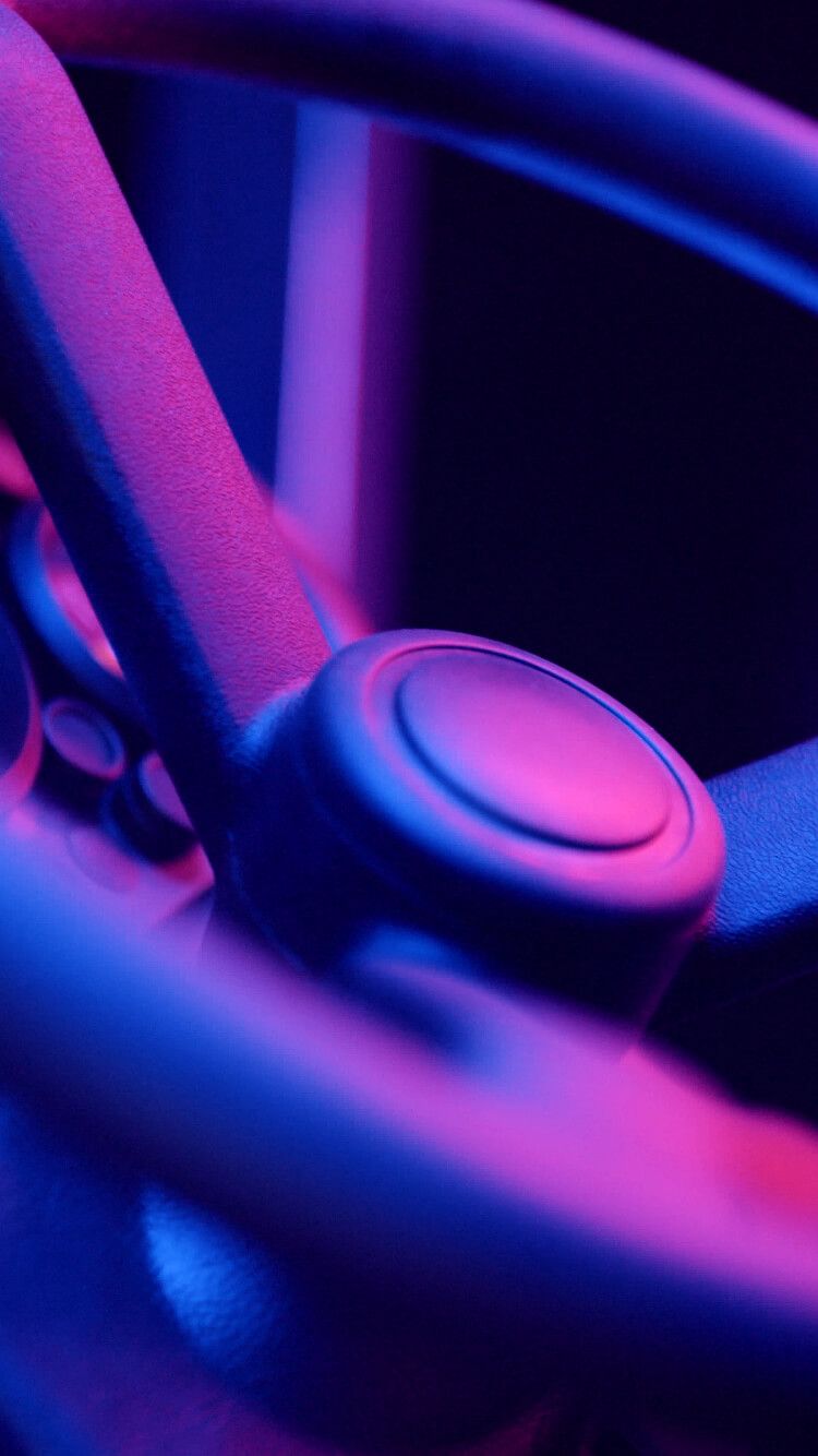 Gamecontroller in neonroze en paarse gloed.