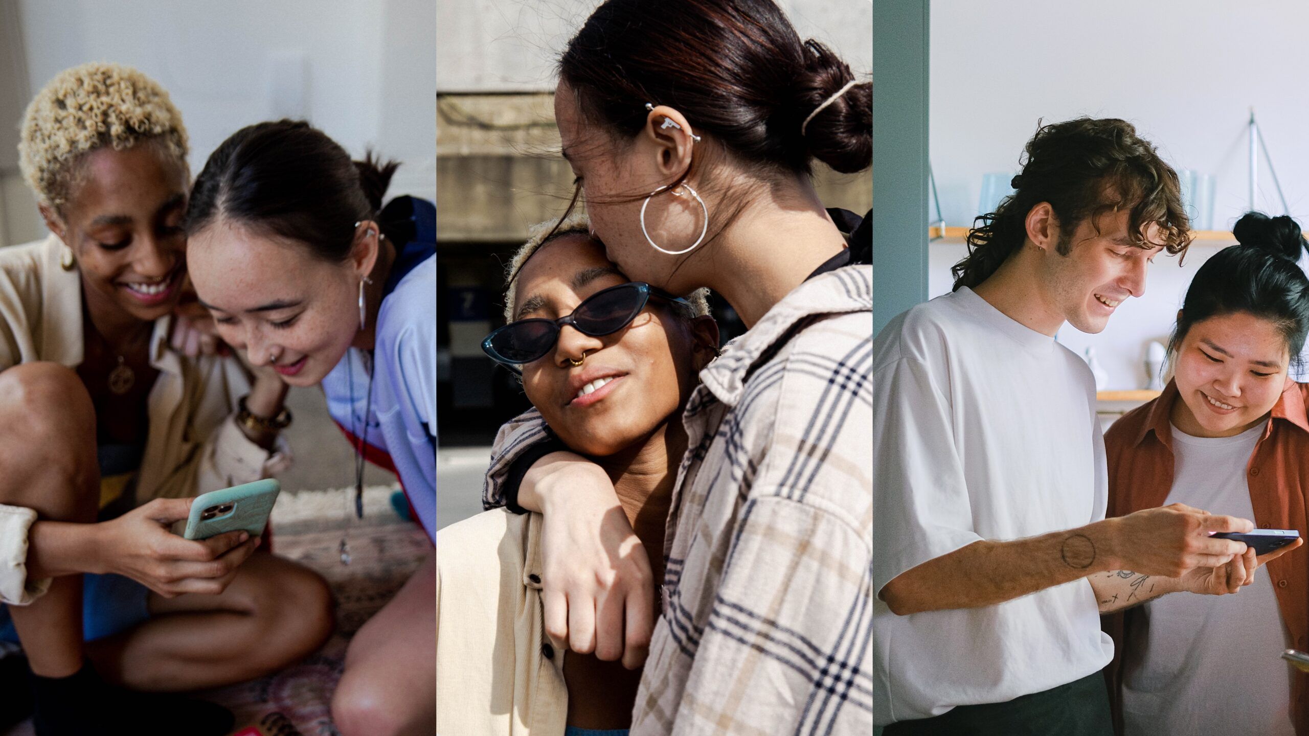 Drie verschillende koppels lachen naar hun telefoons en ontdekken in alledaagse situaties een verbinding met So Syncd.