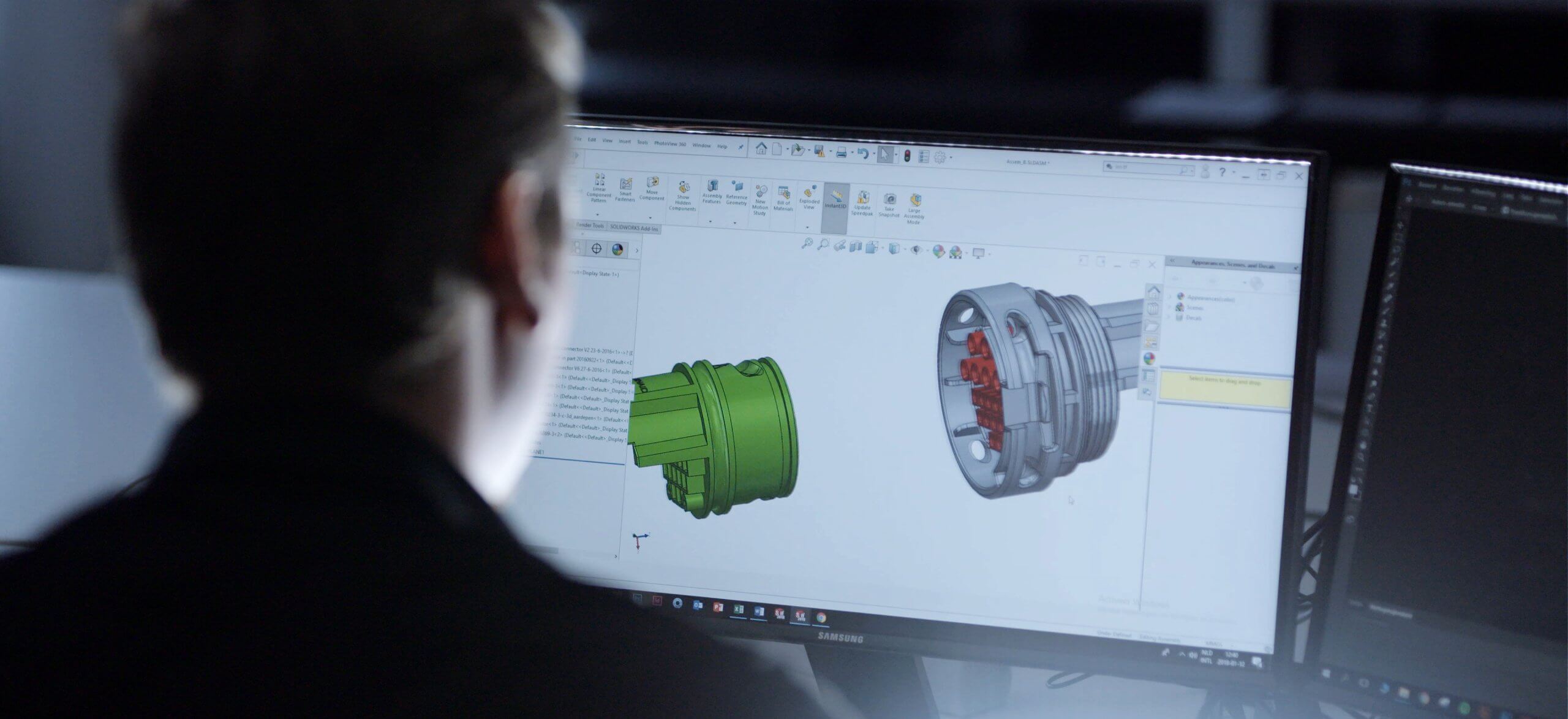 Met behulp van 3D-software onderzoekt iemand ingewikkelde mechanische ontwerpen, geïnspireerd door de innovatieve stijl van LUMINAID.
