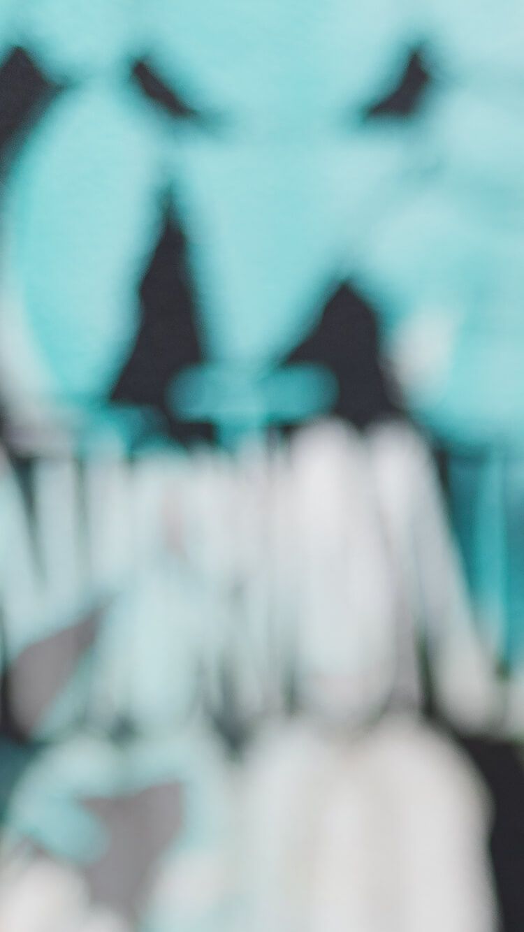 Vage abstracte scène in blauwe, zwarte en witte tinten die onduidelijke vormen vormen.