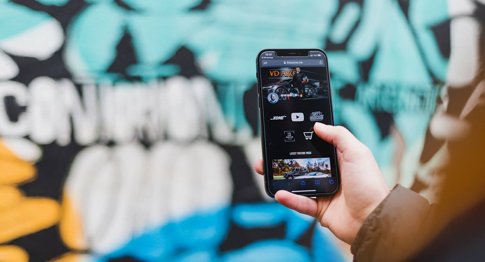 Smartphone met daarop een webpagina tegen een levendige graffiti-achtergrond.