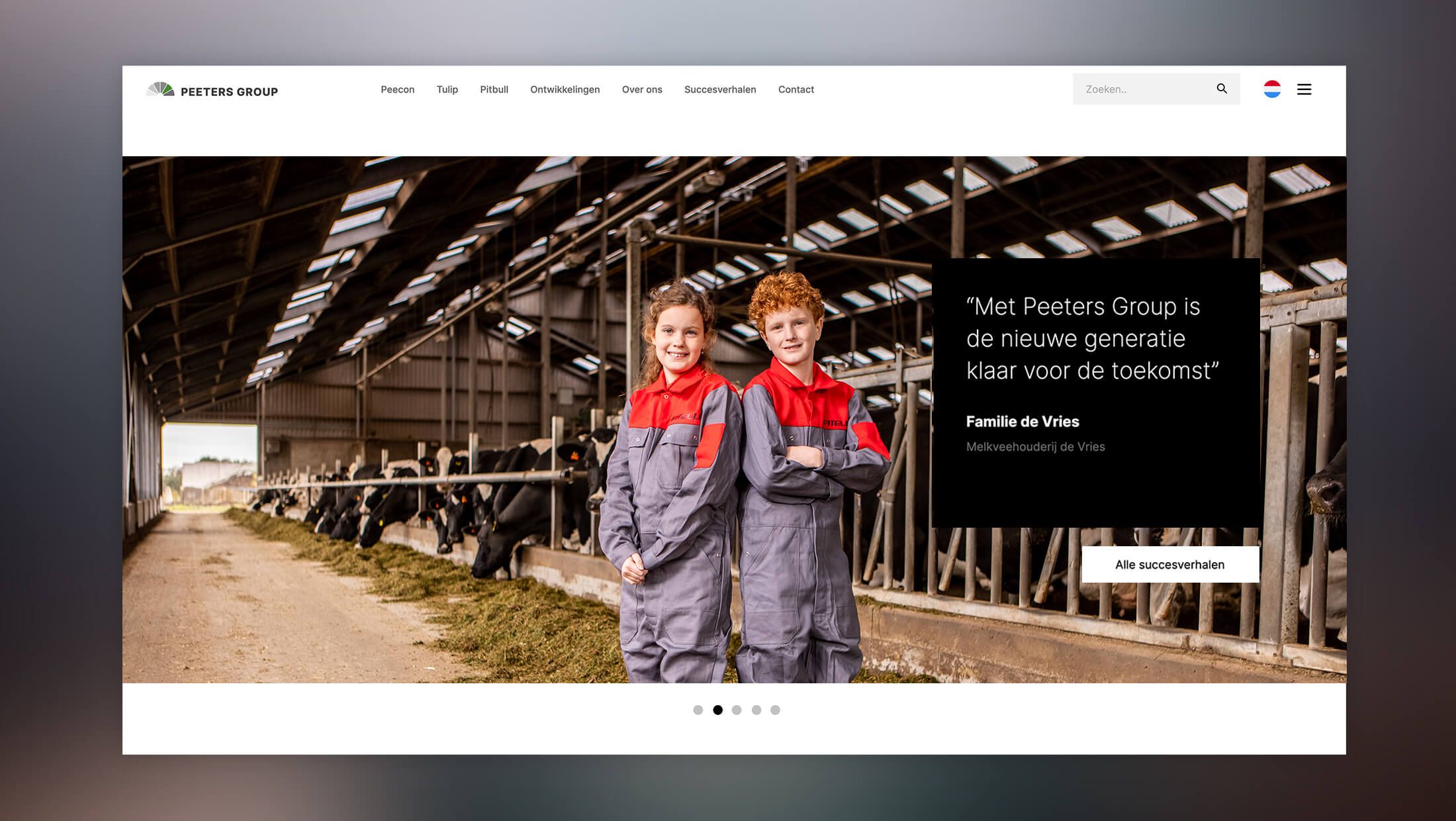 Twee kinderen in werkpakken, die met trots de Peeters Group vertegenwoordigen, lachen in een stal terwijl de koeien tevreden naast hen grazen.