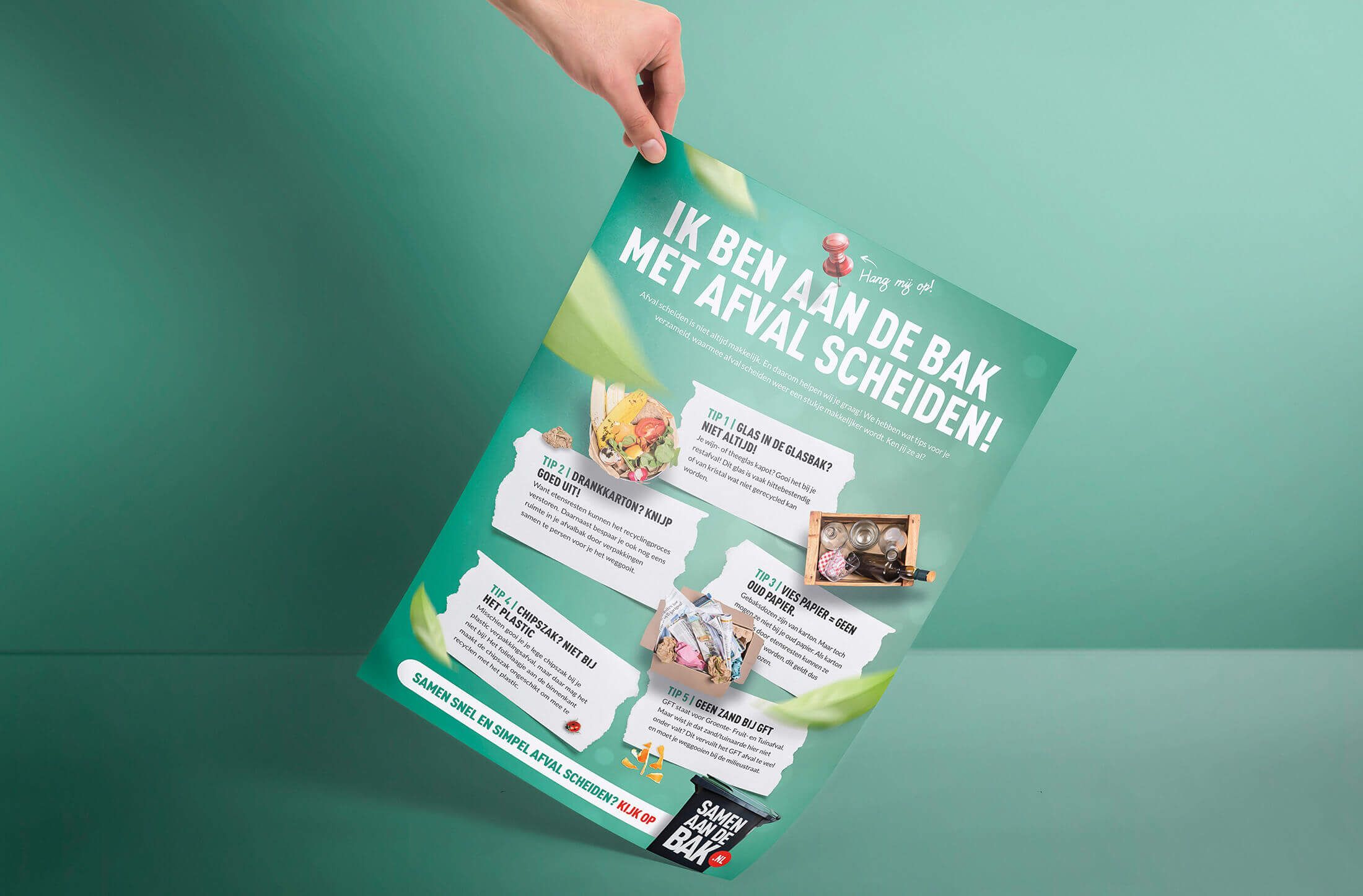 Hand houdt een poster vast met tips voor afvalscheiding in het Nederlands op een blauwgroene achtergrond.