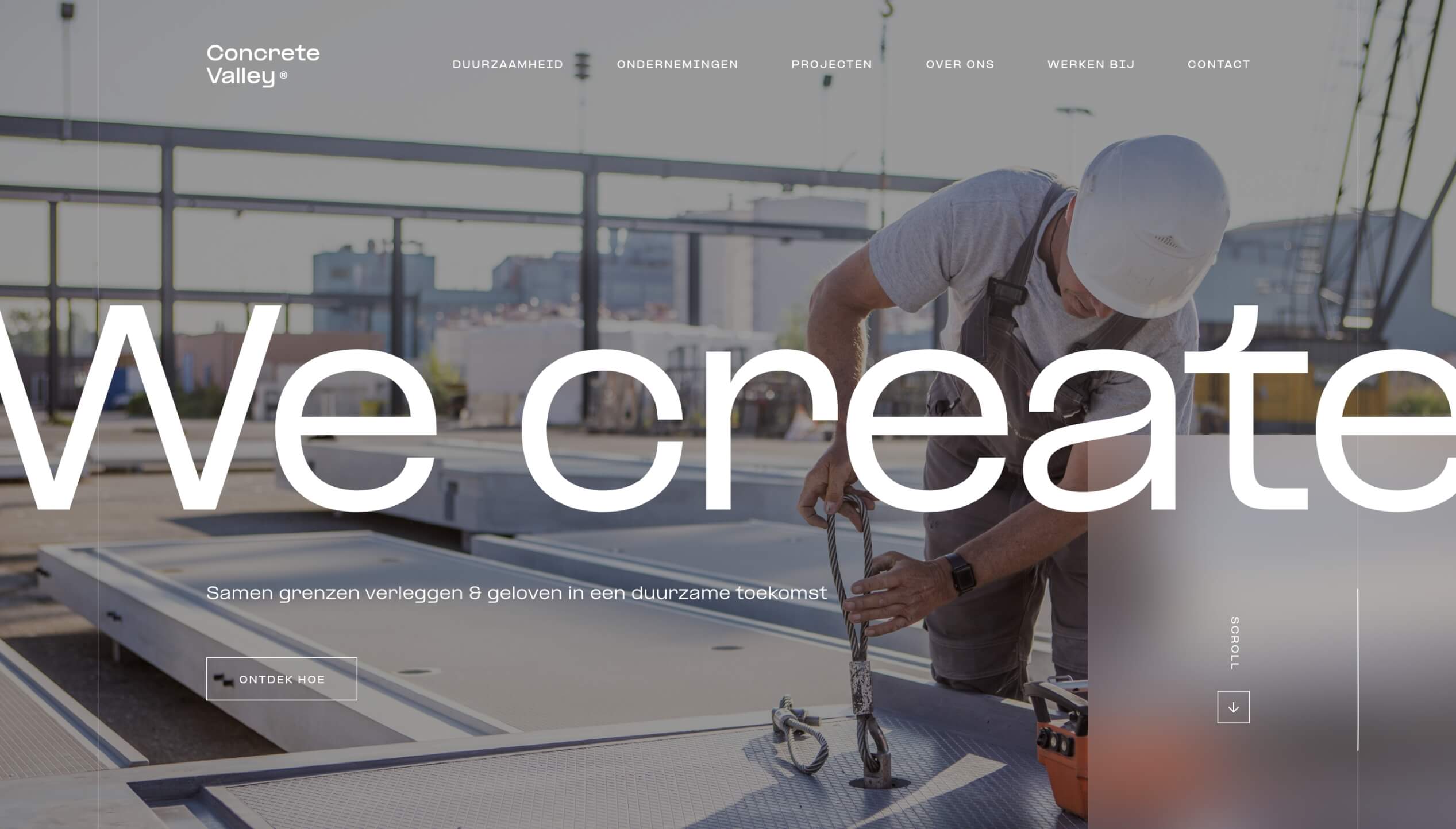 Werknemer met helm is ter plekke bezig met het afstellen van apparatuur. Vetgedrukte tekst: "Wij creëren.