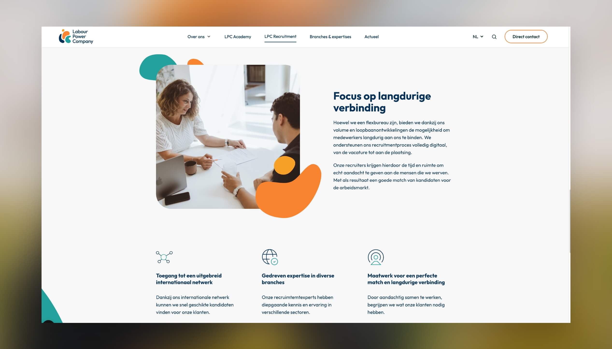 Twee personen aan een bureau, documenten in de hand. Nederlandse tekst. Kleurrijke vormen op witte achtergrond.