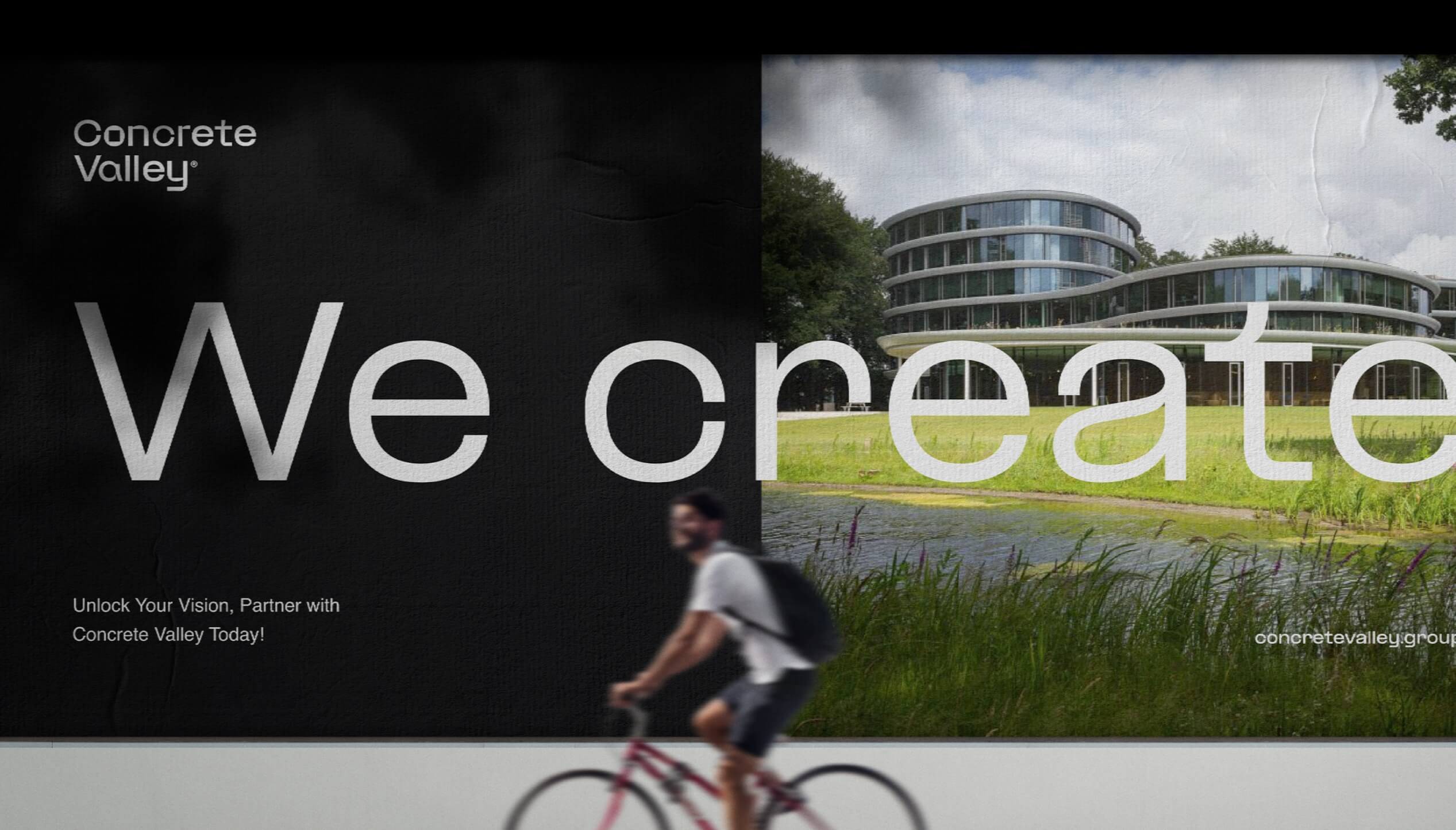 Advertentie van Concrete Valley: "Wij creëren tekst." Fietser rijdt voorbij, rond gebouw op de achtergrond.