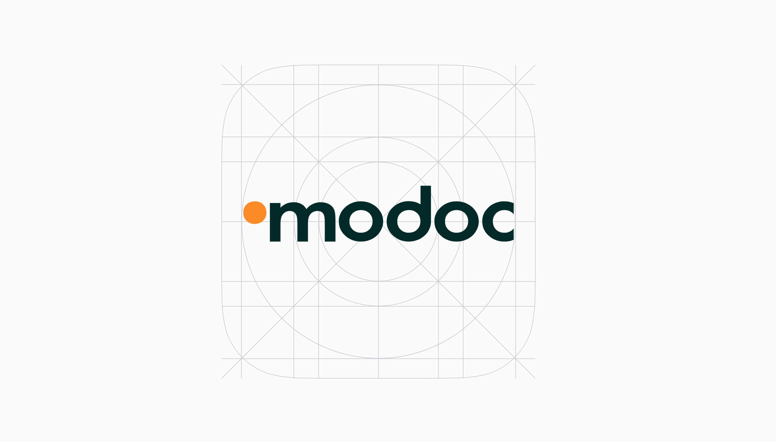 'modoc' in het zwart met een oranje stip boven de 'm', op een wit raster.