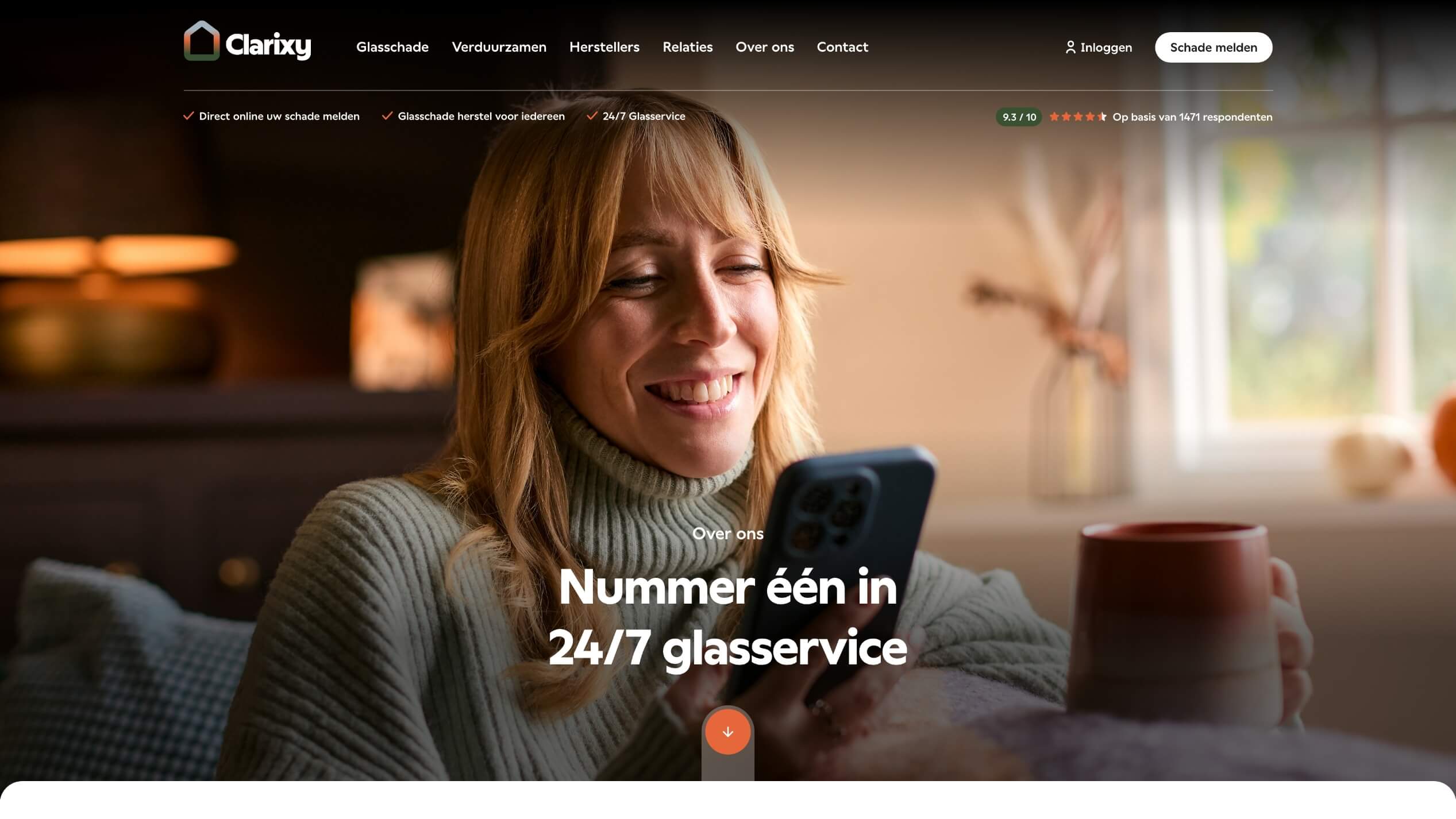 Lachende vrouw aan de telefoon met mok: #1 24/7 glasservice. Gezellige vibes.