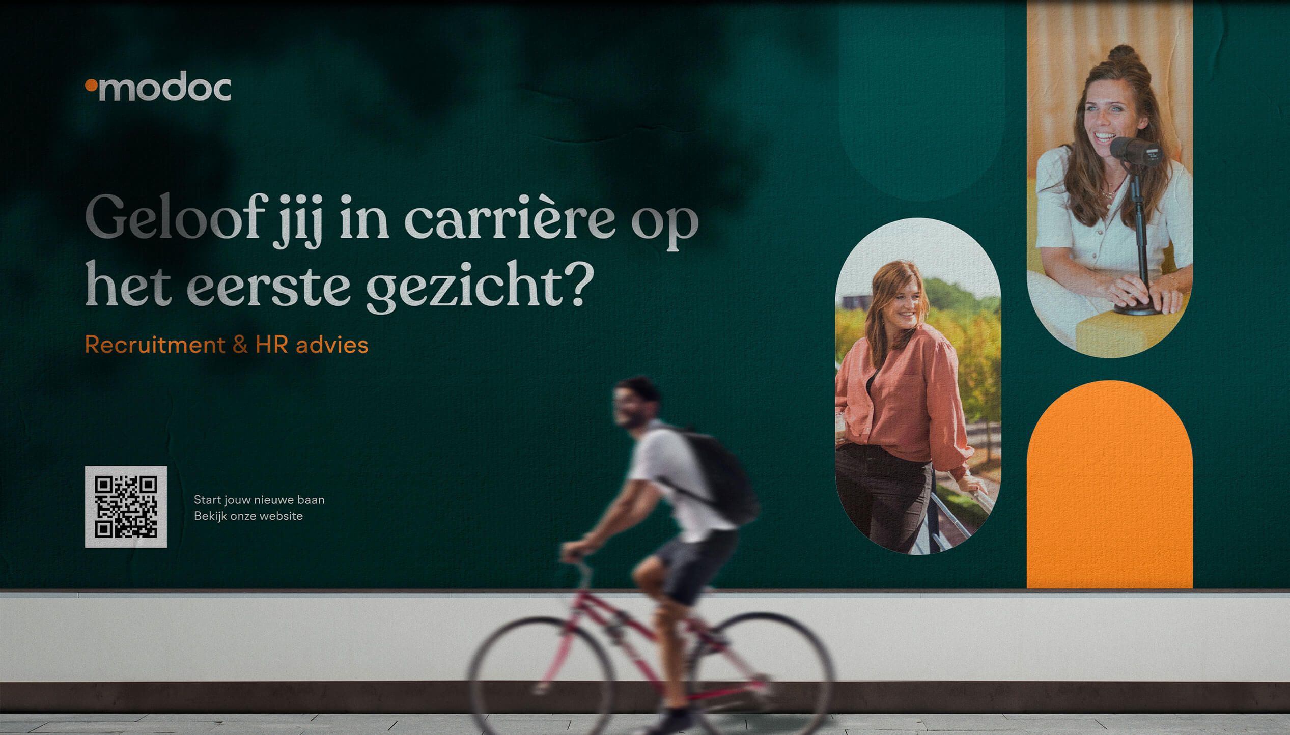 Billboard: Werving & selectie- en HR-advies in het Nederlands, met twee voorbijrazende mensen en een oranje fiets.