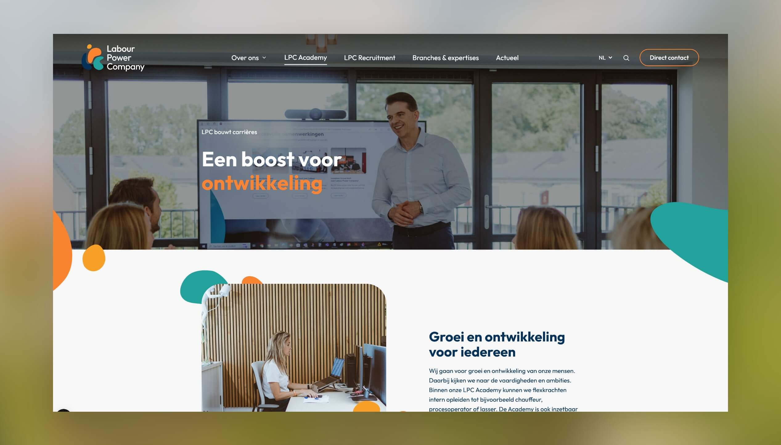 Man presenteert in modern kantoor met scherm waarop 'Een boost voor ontwikkeling.