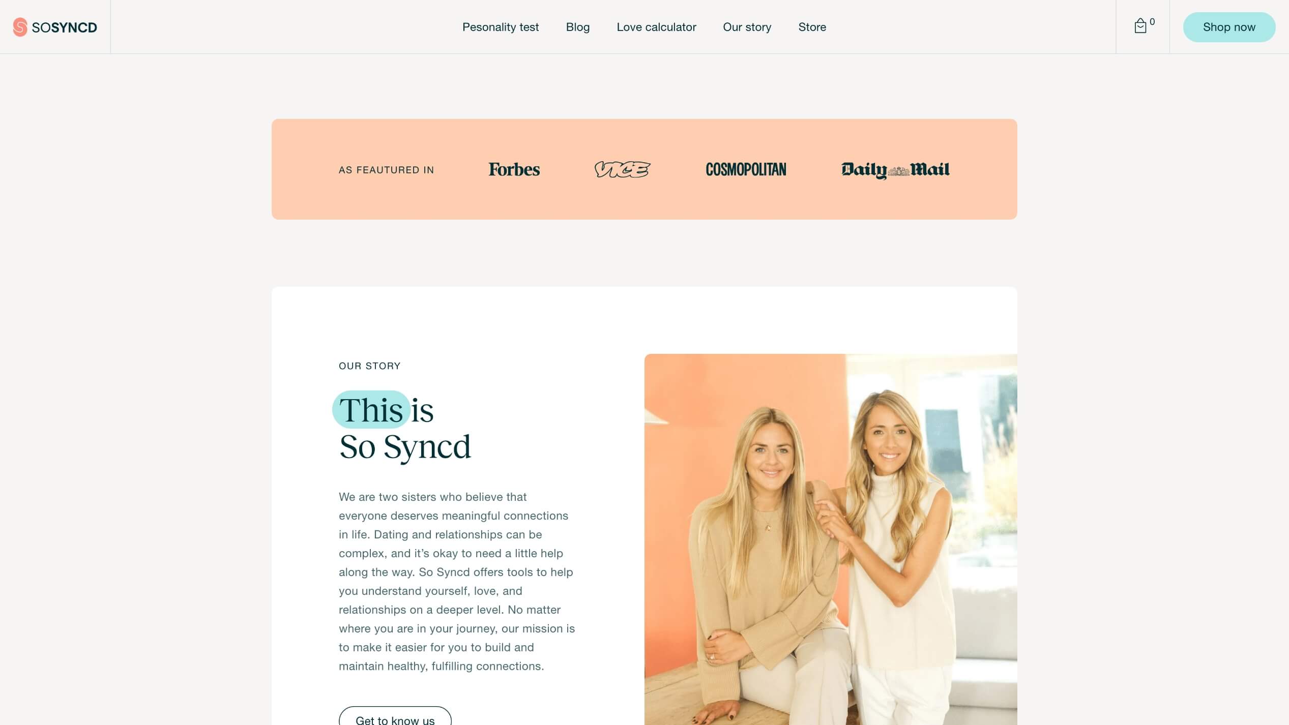 Twee lachende vrouwen in een stijlvolle kamer, vergezeld door informatie over een datingservice.