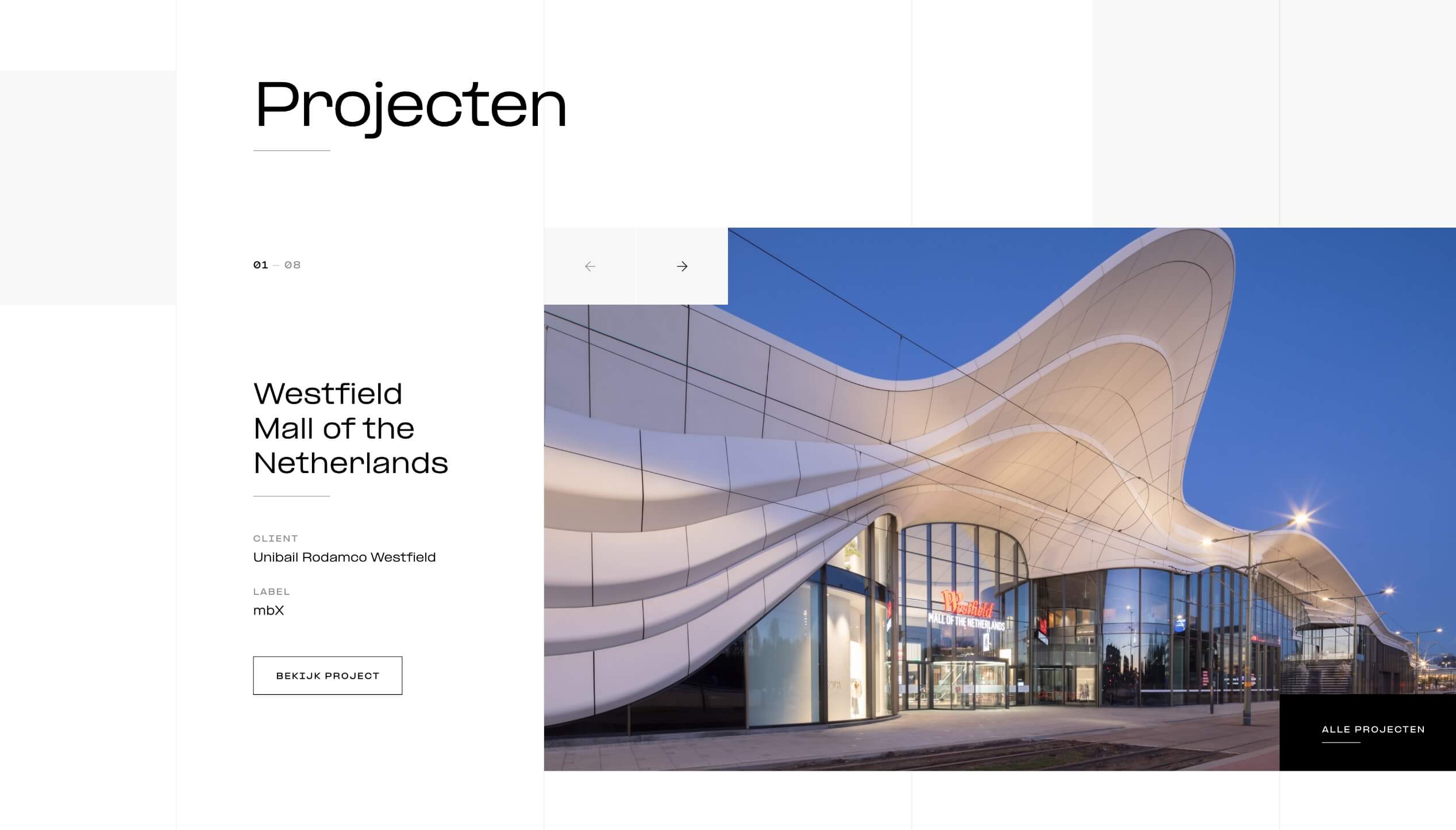 Westfield Mall, Nederland: strakke, golvende witte gevel met een opvallende glazen entree.