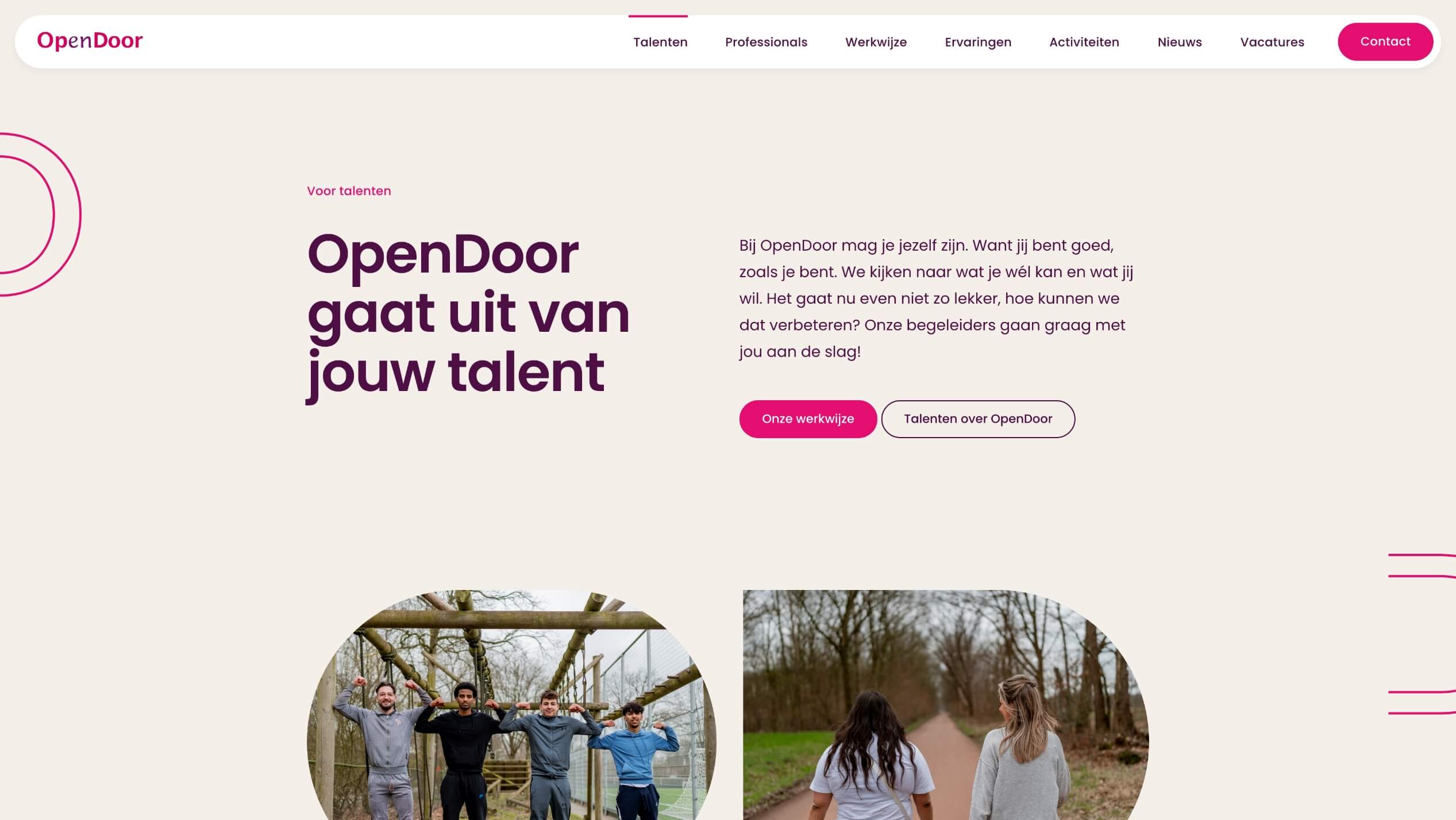 Een vrolijke groep wandelt met opgeheven handen, de opvallende Nederlandse tekst op de site van Stichting OpenDoor belicht talent.