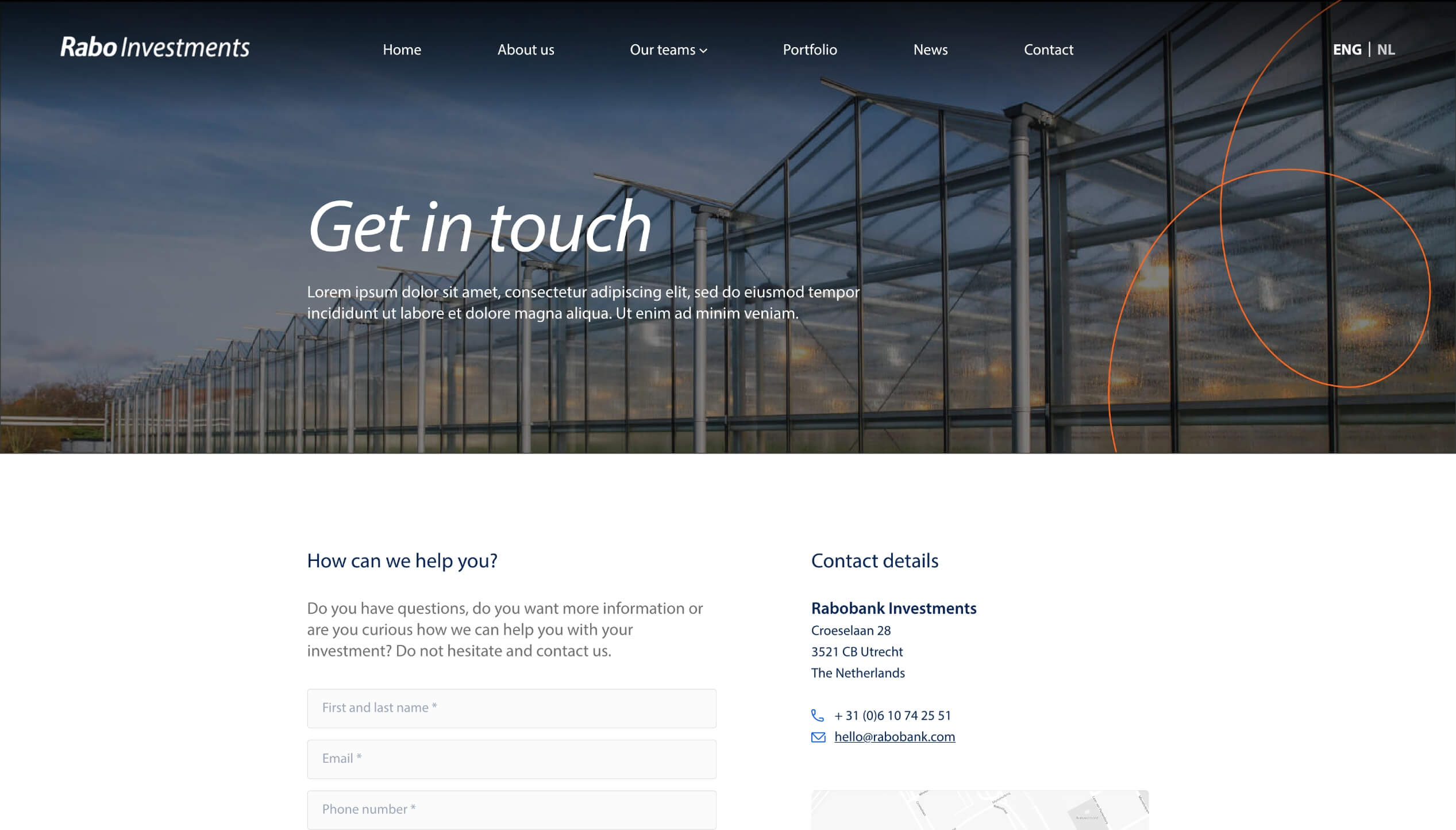Zonsondergang weerspiegelt op glazen toren; onderstaand contactformulier van Rabobank Investments.
