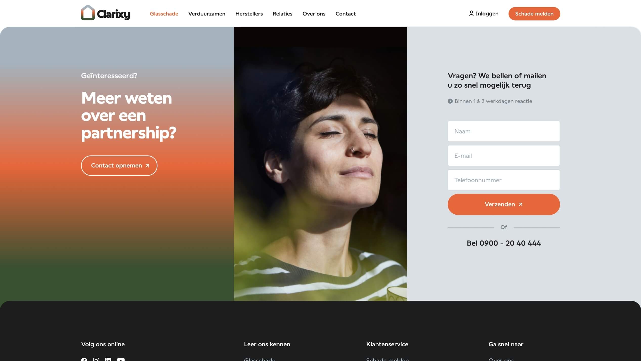 Persoon geniet van het zonlicht; contactformulier rechts; oranje-naar-zwart verloop, tekst links.