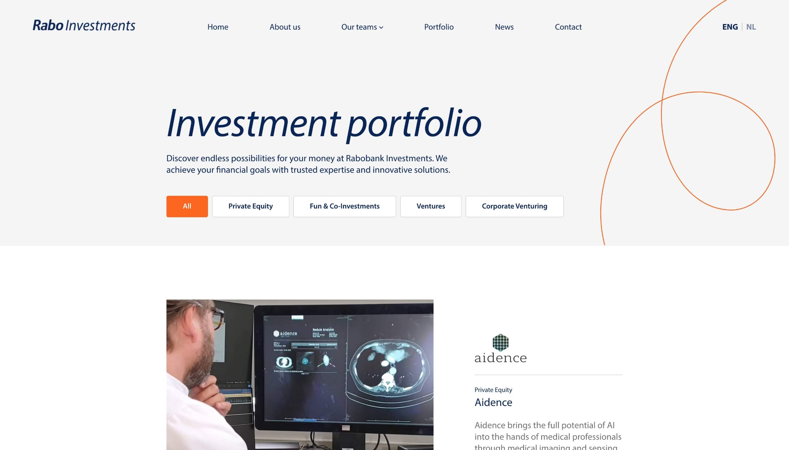 Een man bekijkt gegevens op twee schermen op een kantoor en toont de huisstijl en het menu van het bedrijf.