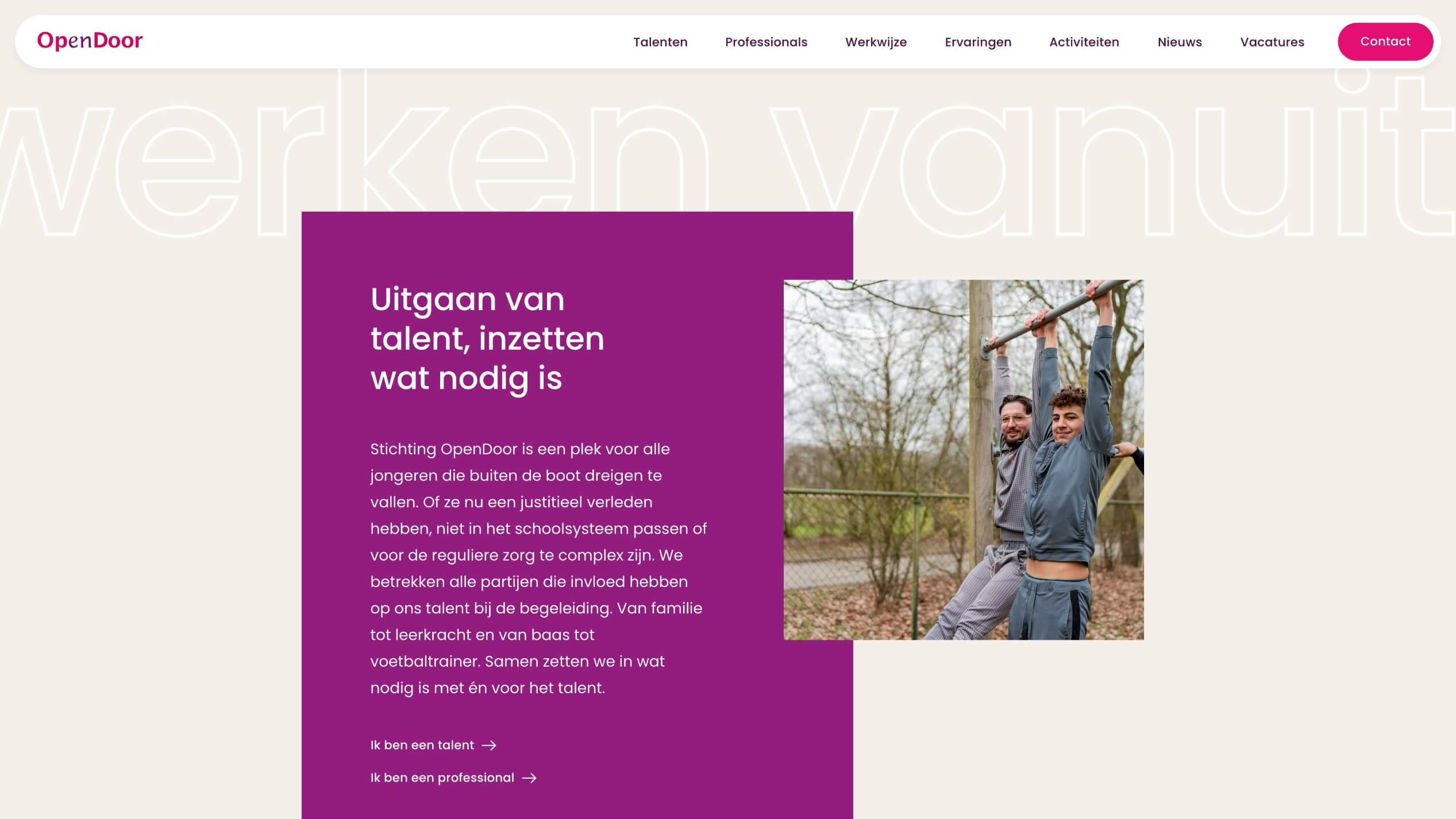 Twee mensen genieten van de frisse lucht aan de sportbar in een levendig park: Stichting OpenDoor stimuleert de gemeenschapszin.