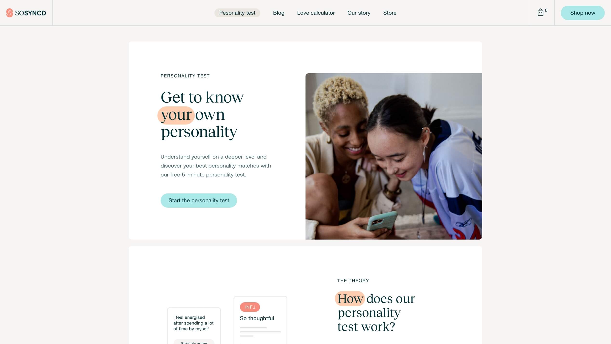 Twee mensen lachen naar een telefoon en doen samen een leuke persoonlijkheidstest! 📱😄.