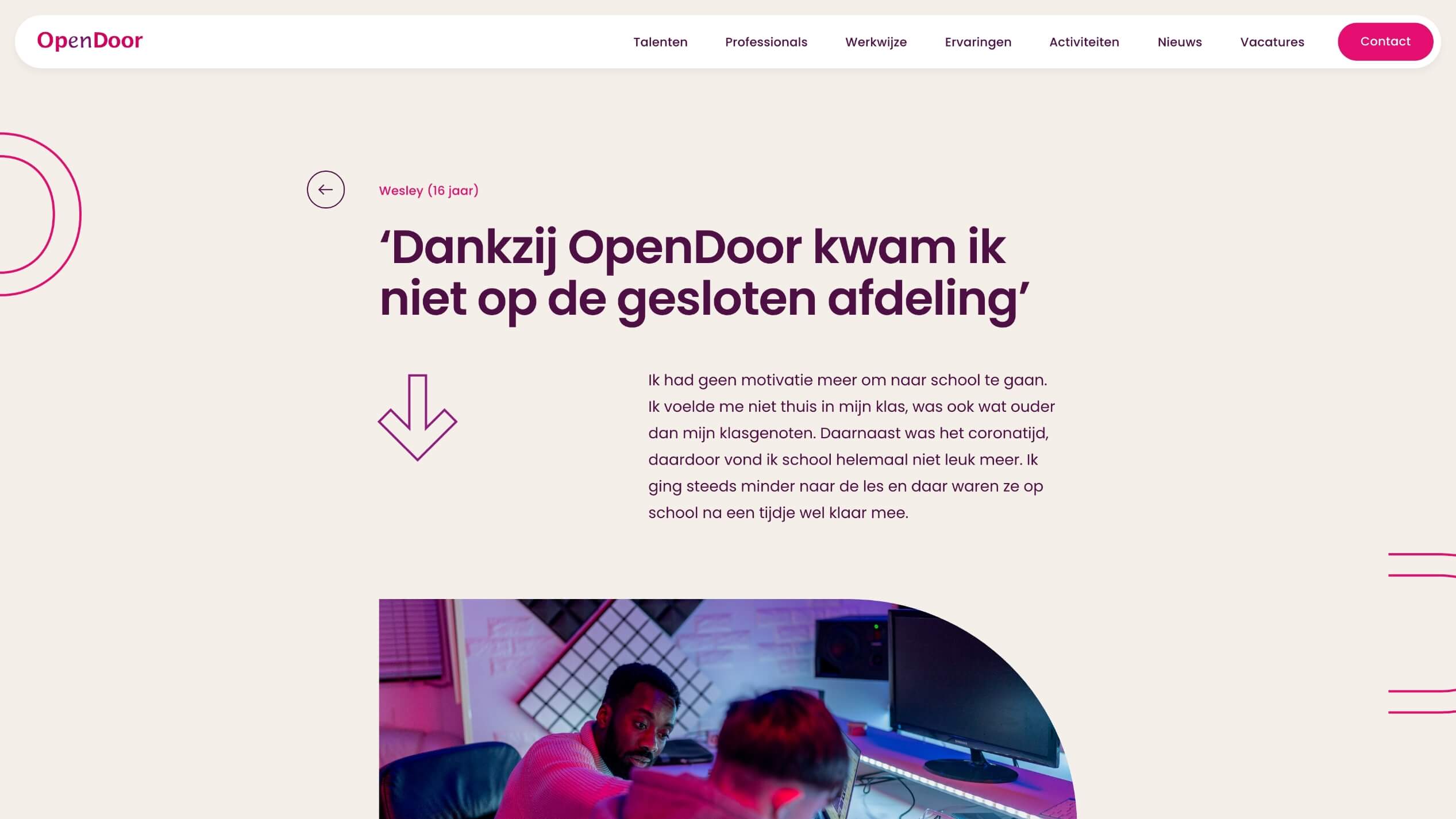 In een donkere kamer werken twee mensen aan de website van Stichting OpenDoor, waarop getuigenissen van de impact op de gemeenschap te zien zijn.