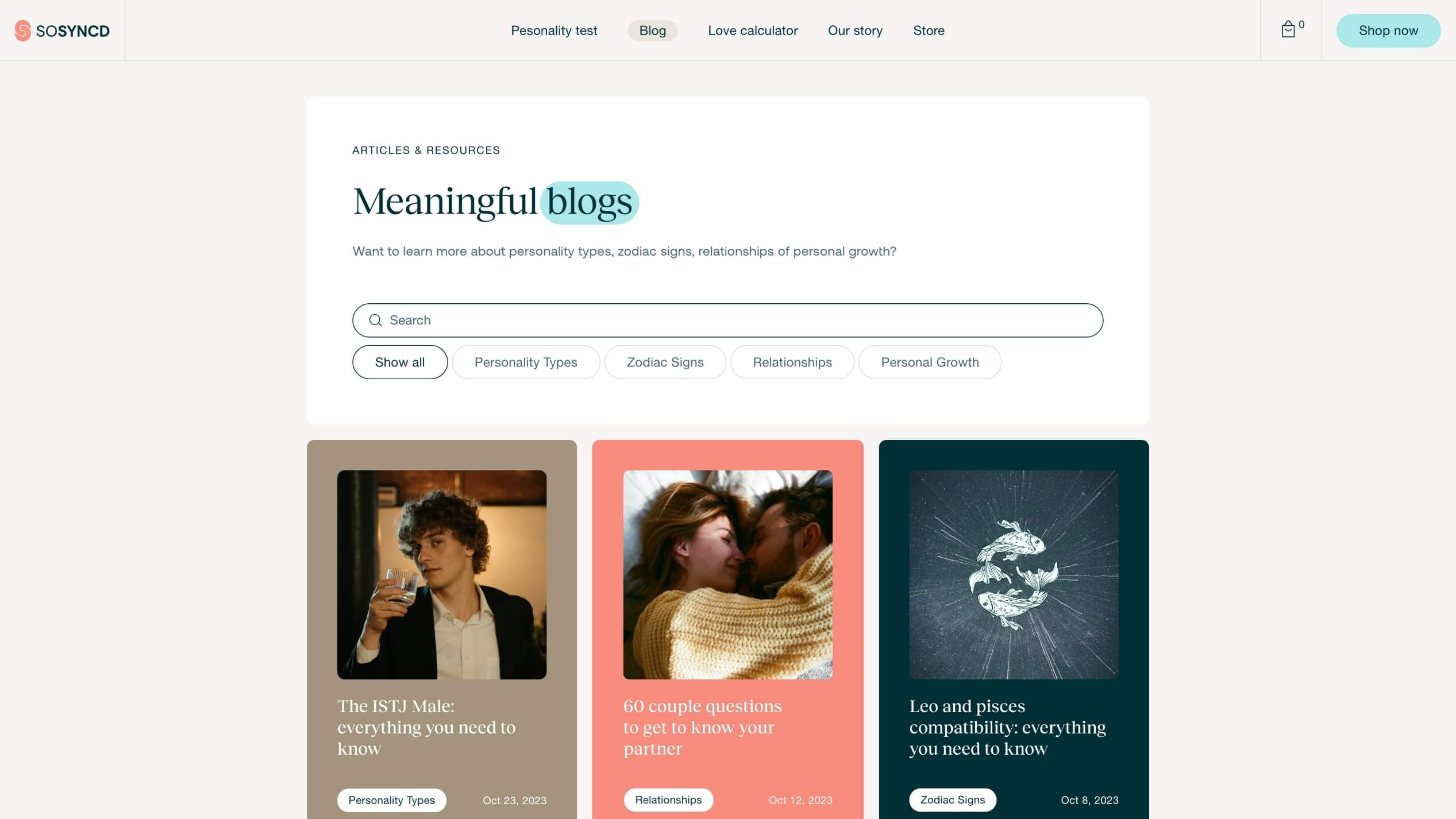 Website met blogcategorieën: Persoonlijkheid, Sterrenbeelden, Relaties, elk met boeiende afbeeldingen en tekst.