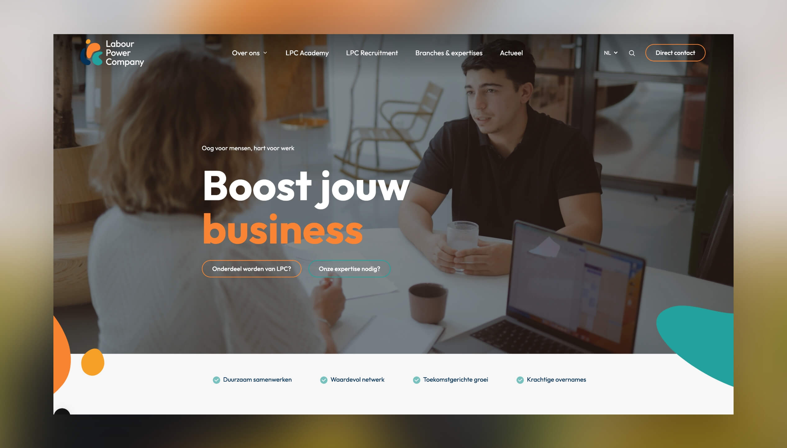 Twee aan tafel, laptop open. Boost uw bedrijf online.