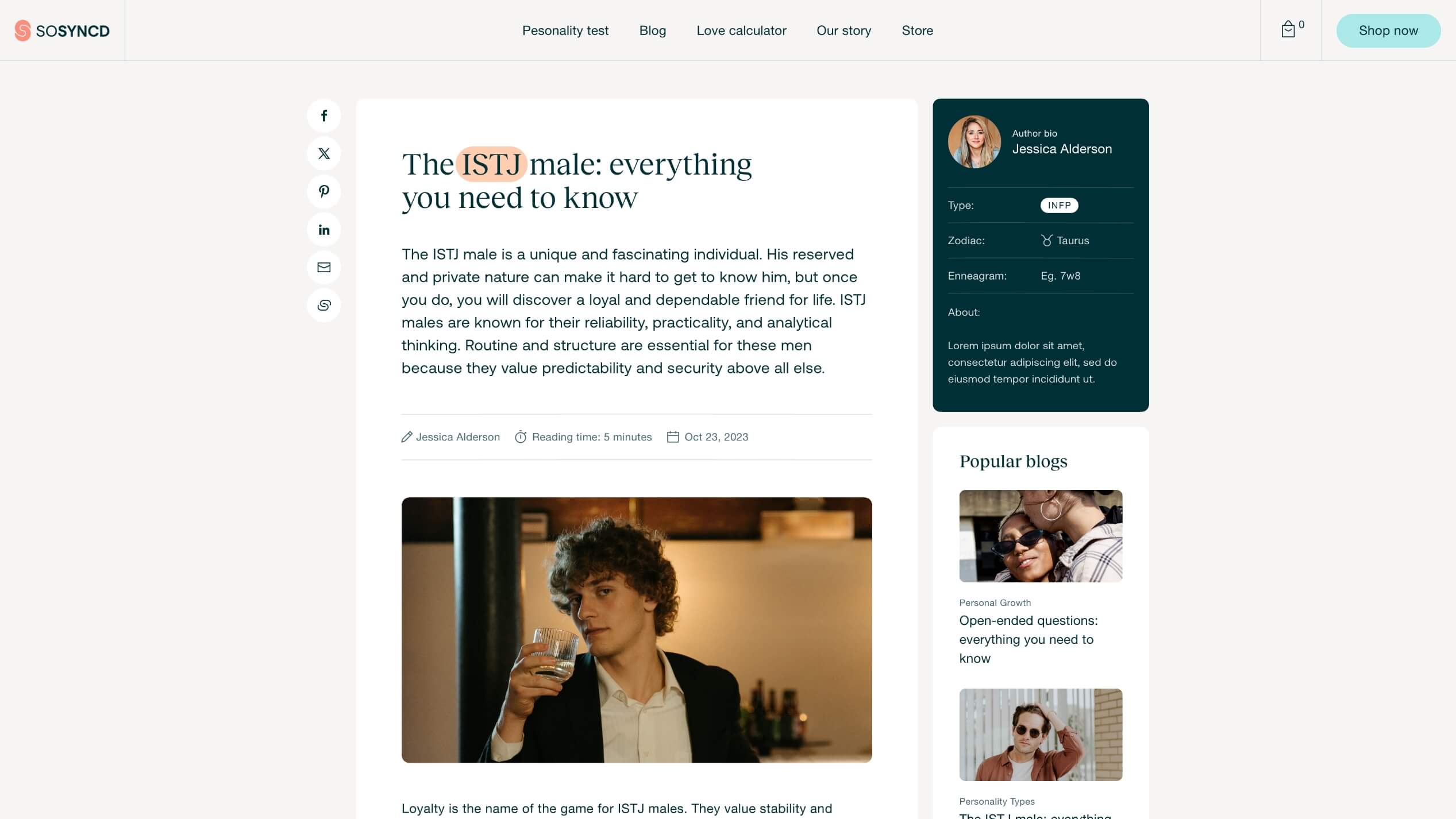 Een man met krullend haar in pak neemt een slok uit een glas.