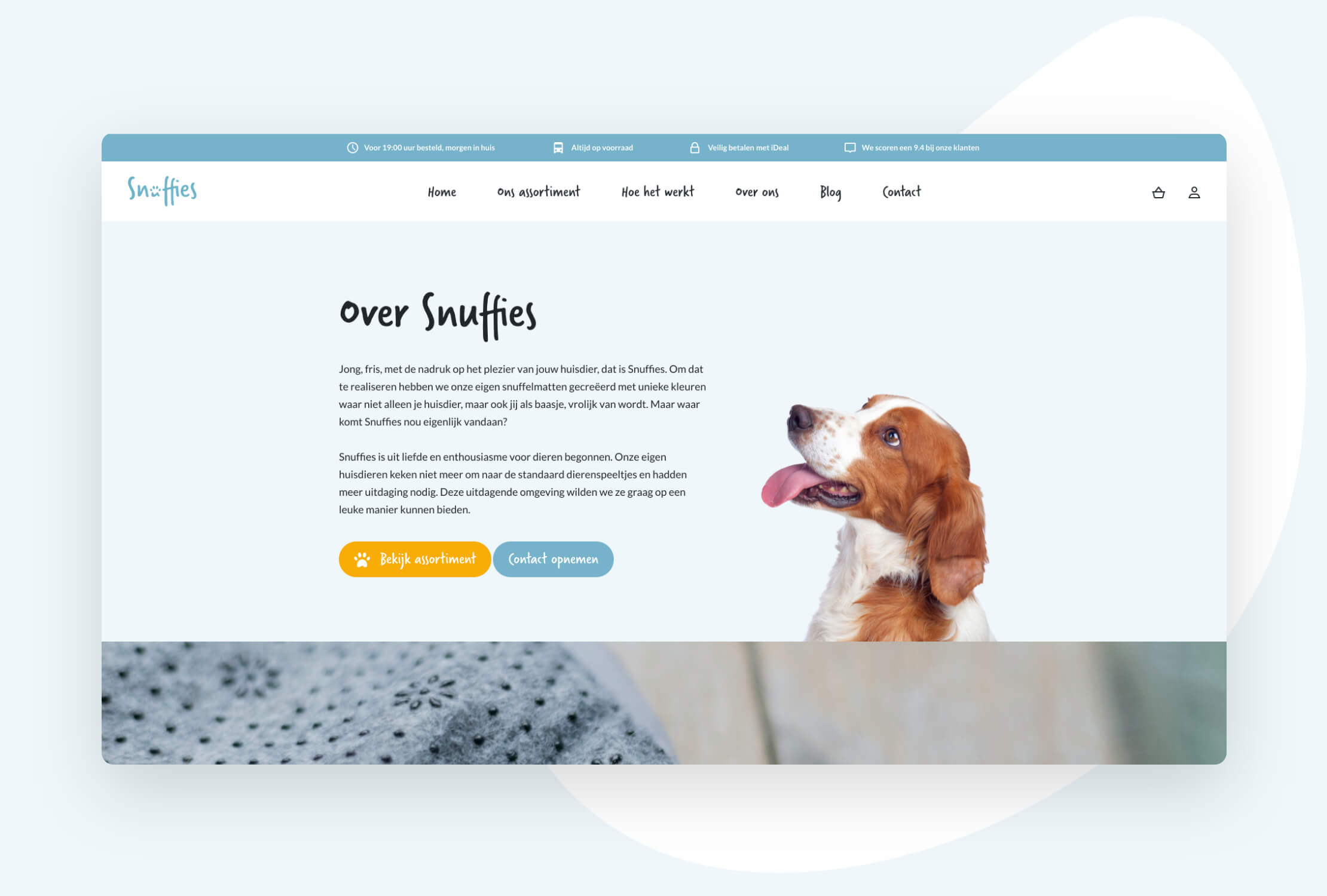 Op de website is een attente bruin-witte hond te zien met een pakkende Snuffies-tekst op een serene blauwe achtergrond.