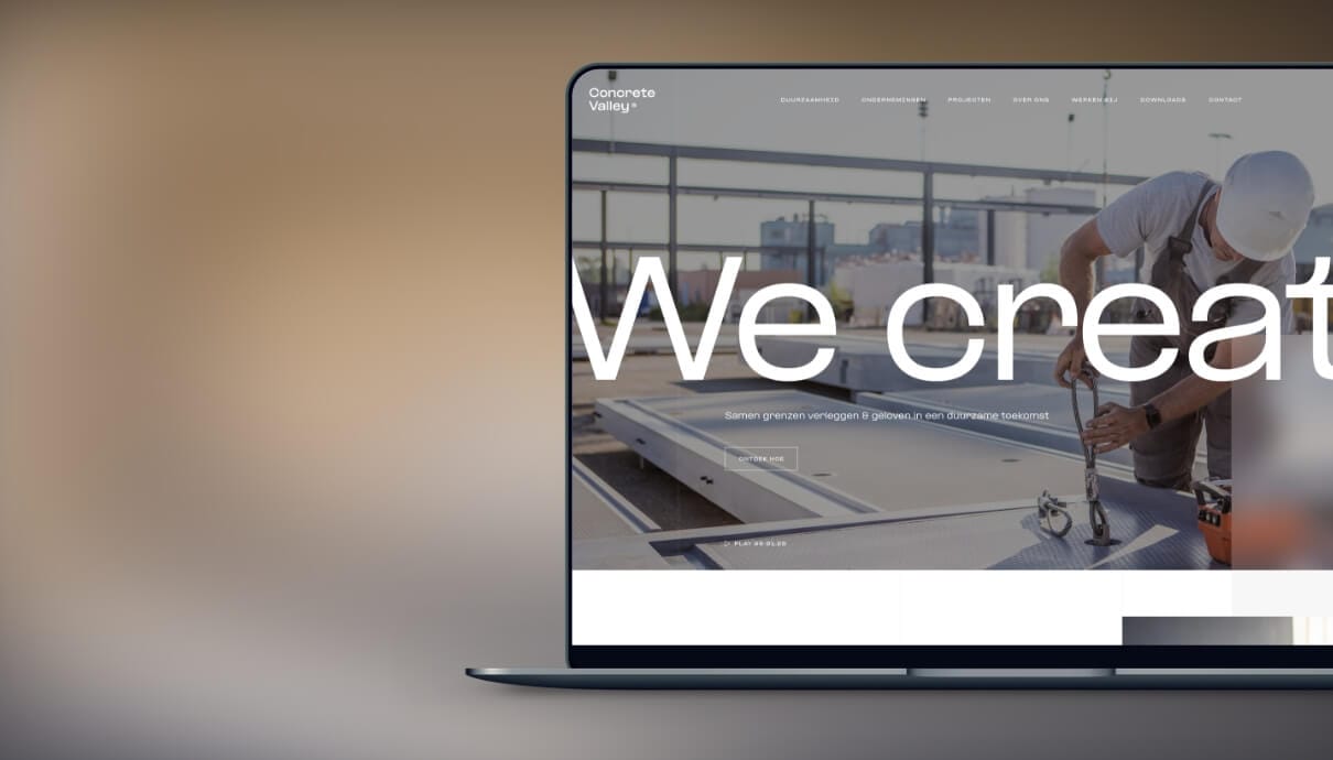 Laptop met daarop een website met een bouwvakker en de tekst: "Wij creëren.