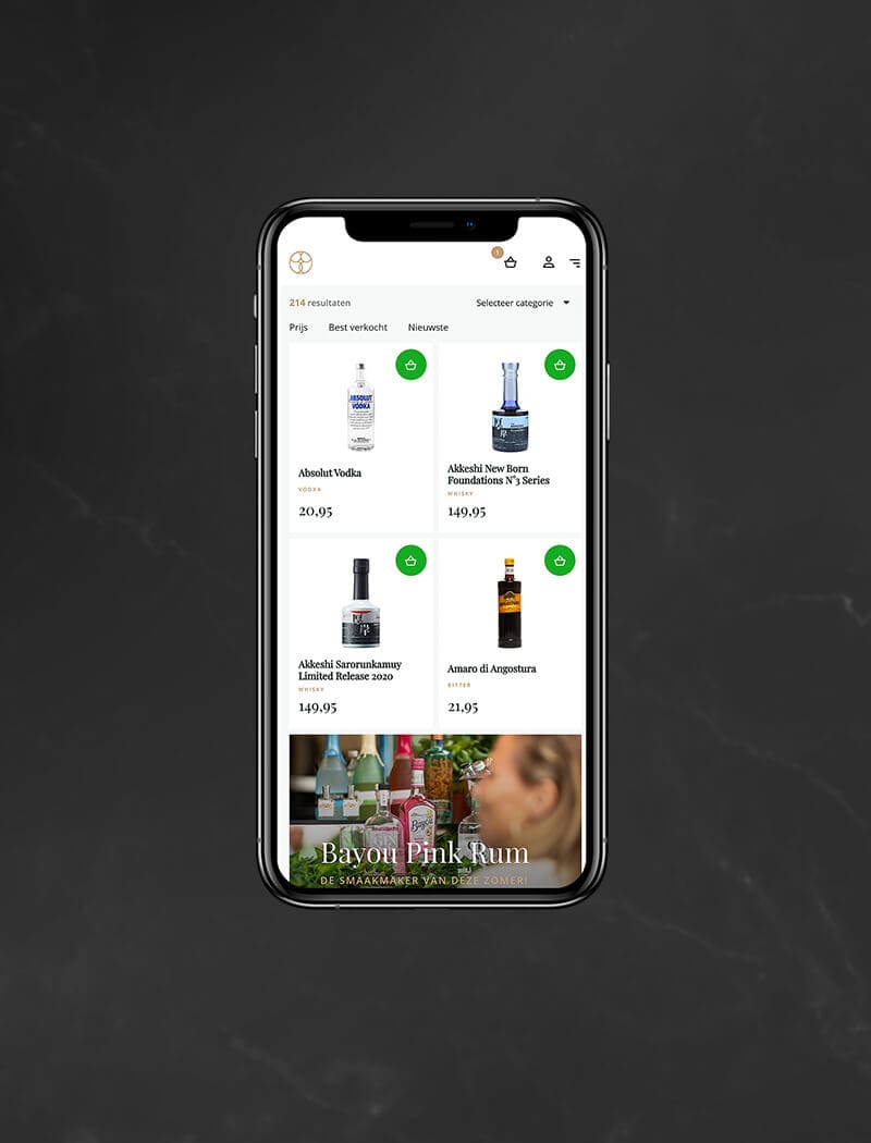 Een smartphone toont de webpagina van een slijterij met diverse flessen op een donkere achtergrond.