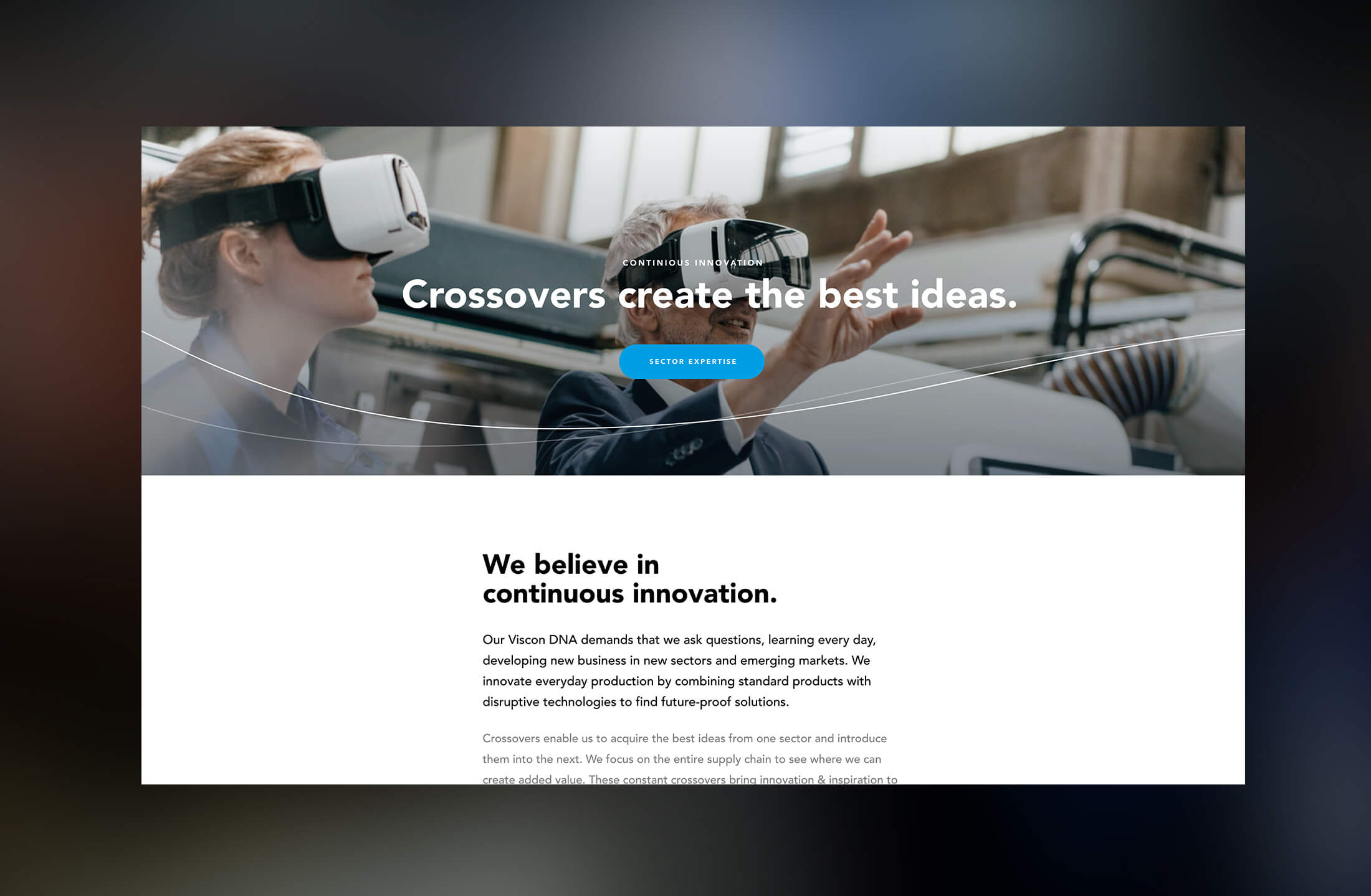 Twee leden van de Viscon Group zetten VR-brillen op en belichamen zo innovatie door samenwerking.