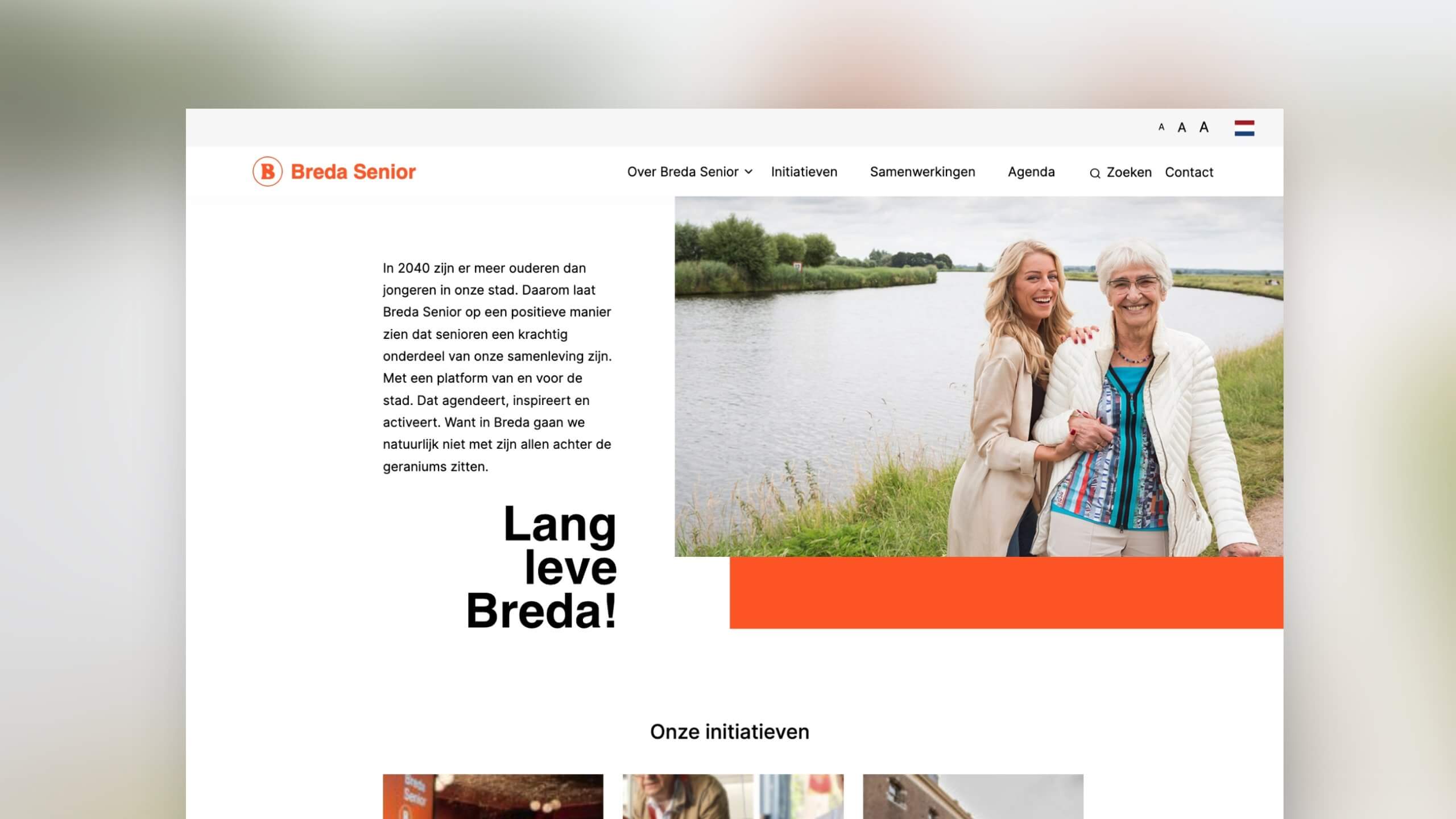 Twee lachende mensen aan de rivier. Lees meer over de initiatieven van Senioren in Breda op onze website.
