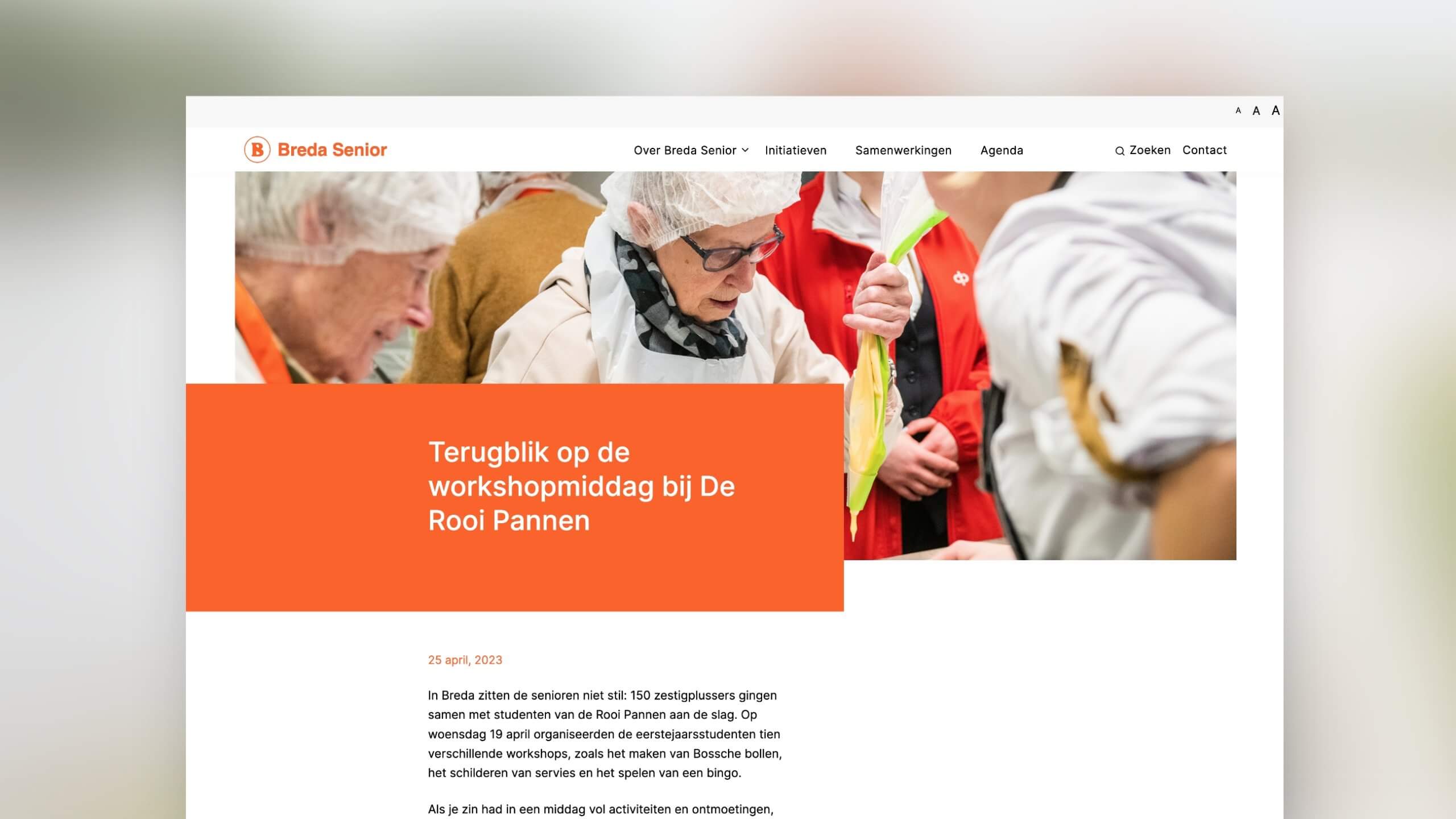 Mensen met schorten en haarnetjes werken samen aan een kookworkshop.